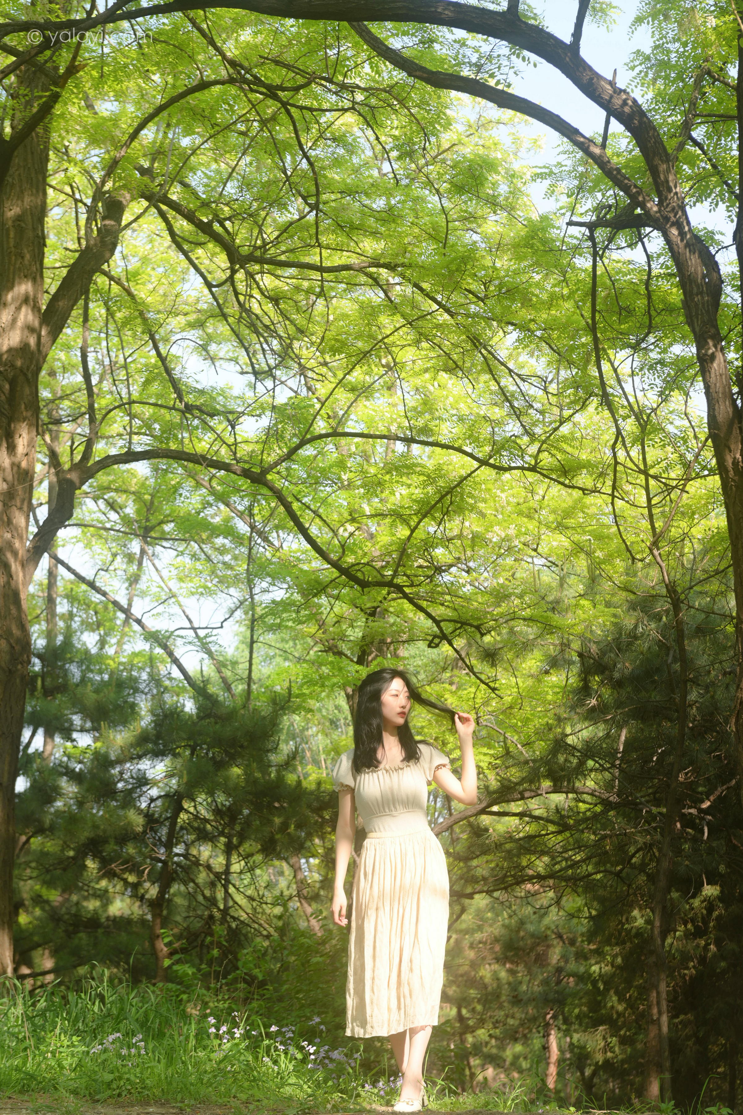 [YALAYI雅拉伊]2022.06.15 气息 佳佳 白色裸背短袖加黄色长裙清纯写真集第4张