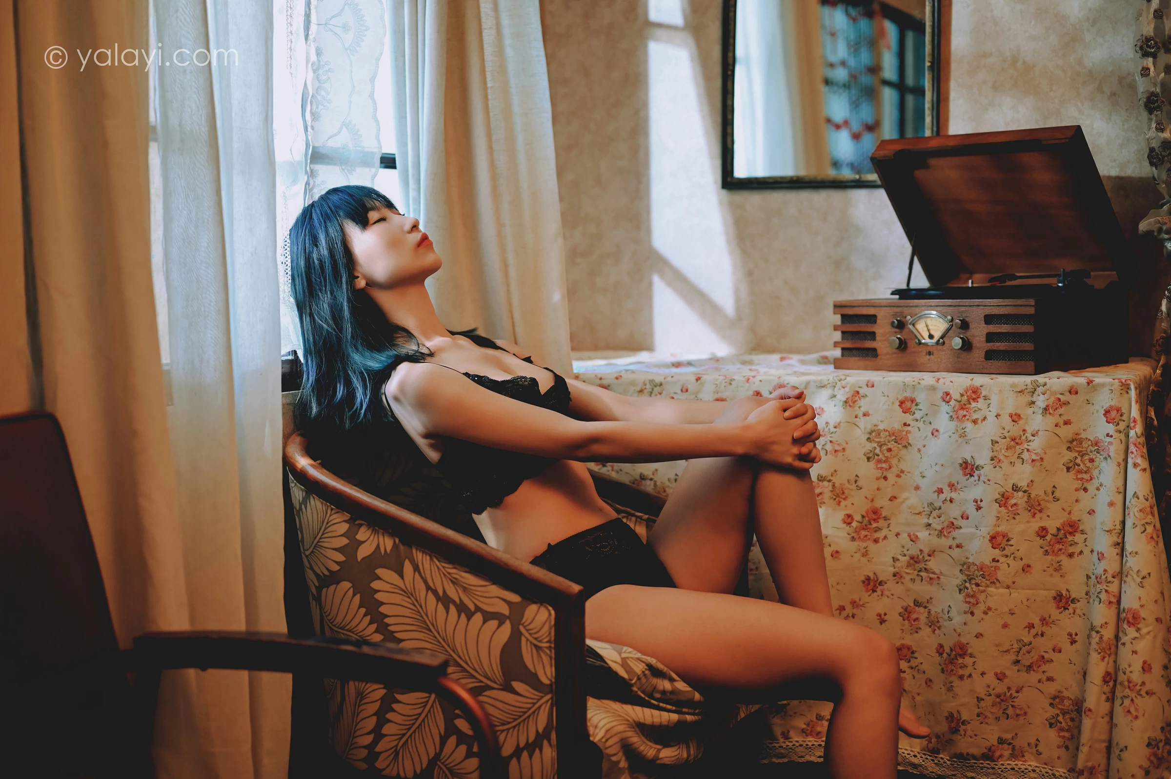 [YALAYI雅拉伊]NO.662 《窗内心语》 田也 黑色蕾丝内衣居家性感私房写真集第15张