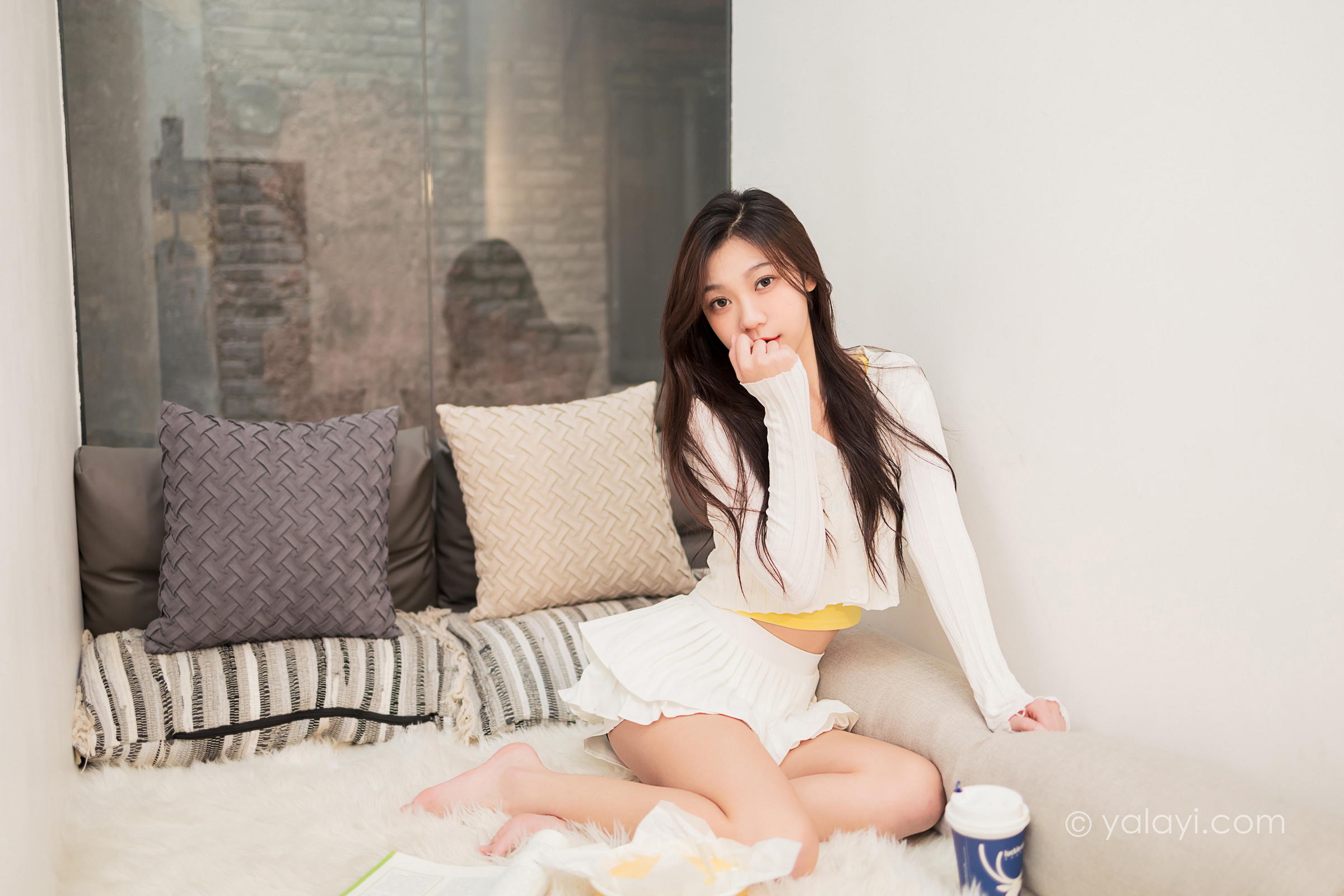 [YALAYI雅拉伊]2022.04.29 太幸运 梓瑶 白色蕾丝衬衫加白色超短裙性感写真集第1张