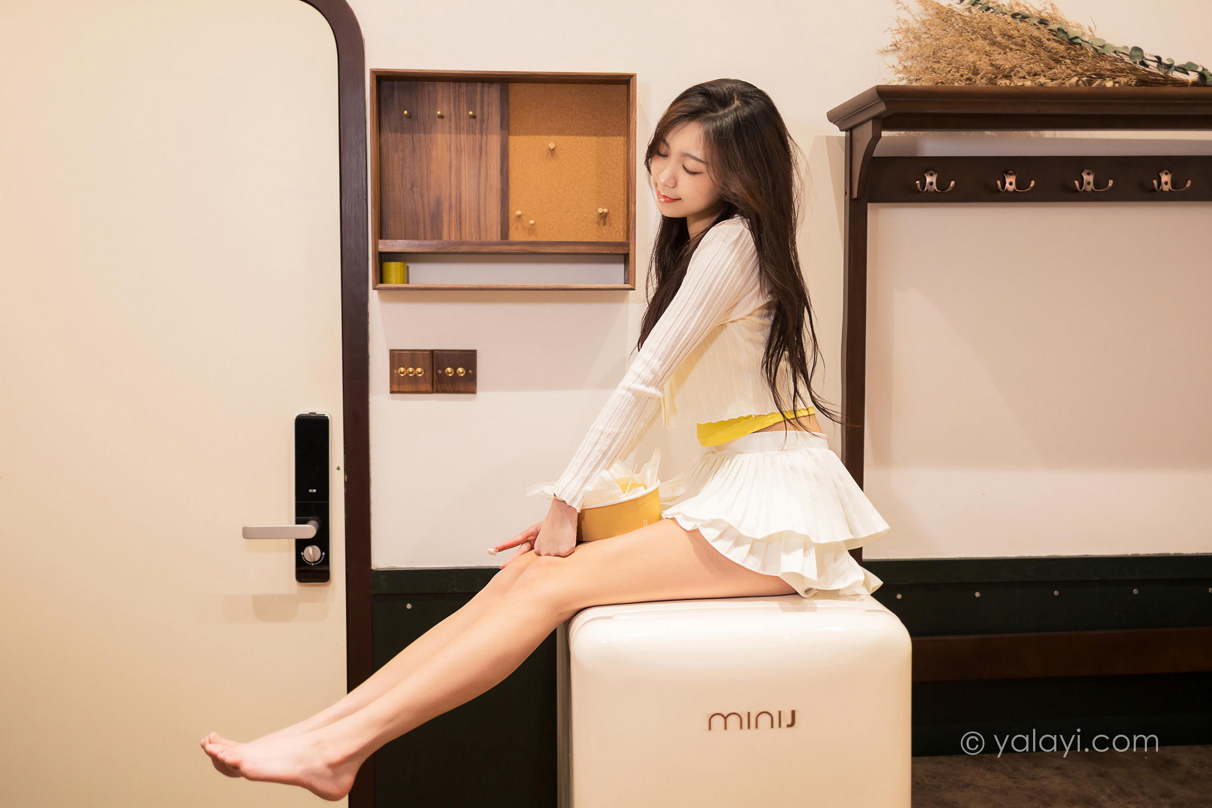 [YALAYI雅拉伊]2022.04.29 太幸运 梓瑶 白色蕾丝衬衫加白色超短裙性感写真集第12张