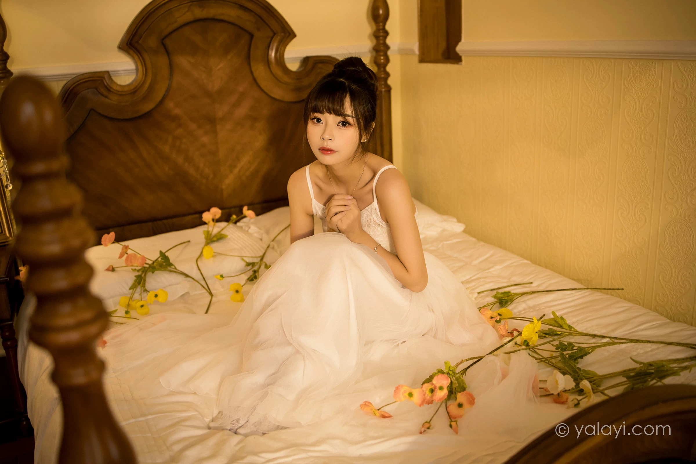 [YALAYI雅拉伊]2021.12.28 芭蕾公主 程小蝶 白色吊带镂空连衣裙与蕾丝丝袜性感写真集第1张