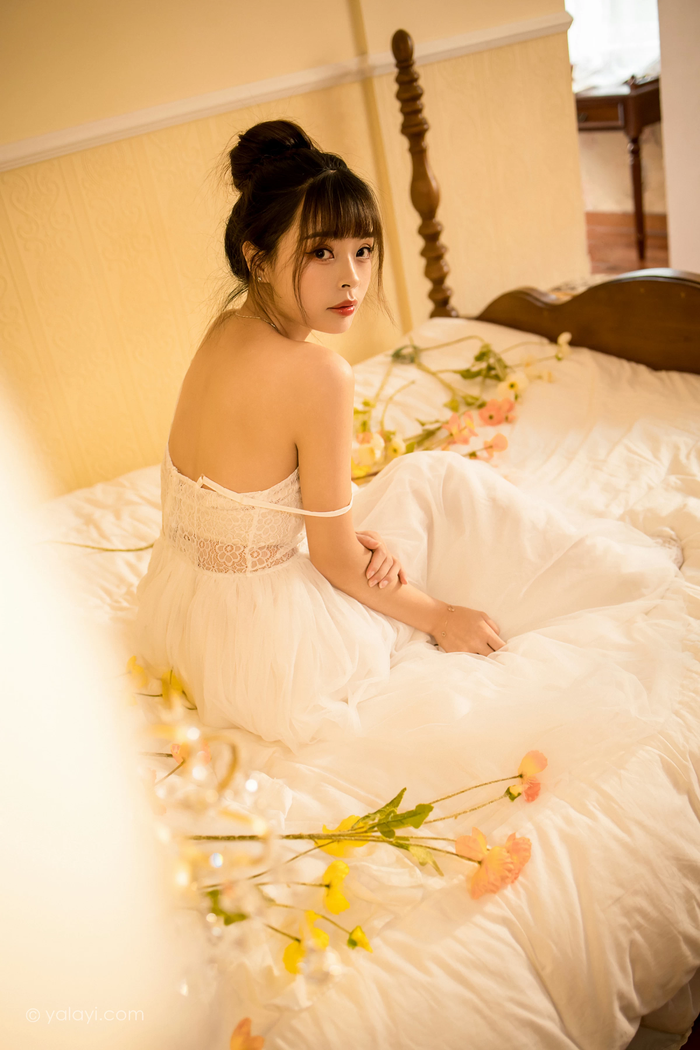 [YALAYI雅拉伊]2021.12.28 芭蕾公主 程小蝶 白色吊带镂空连衣裙与蕾丝丝袜性感写真集第4张