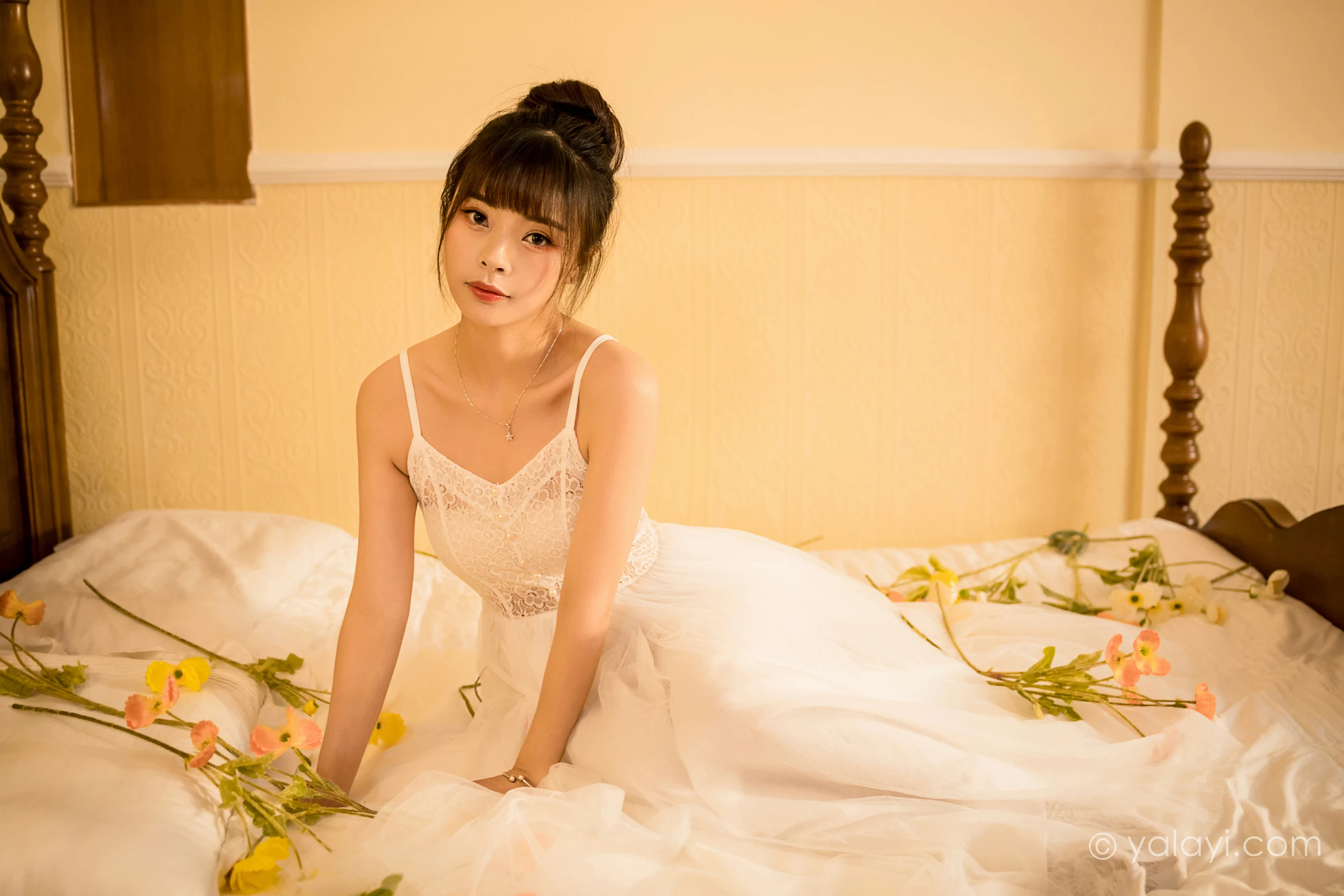 [YALAYI雅拉伊]2021.12.28 芭蕾公主 程小蝶 白色吊带镂空连衣裙与蕾丝丝袜性感写真集第3张