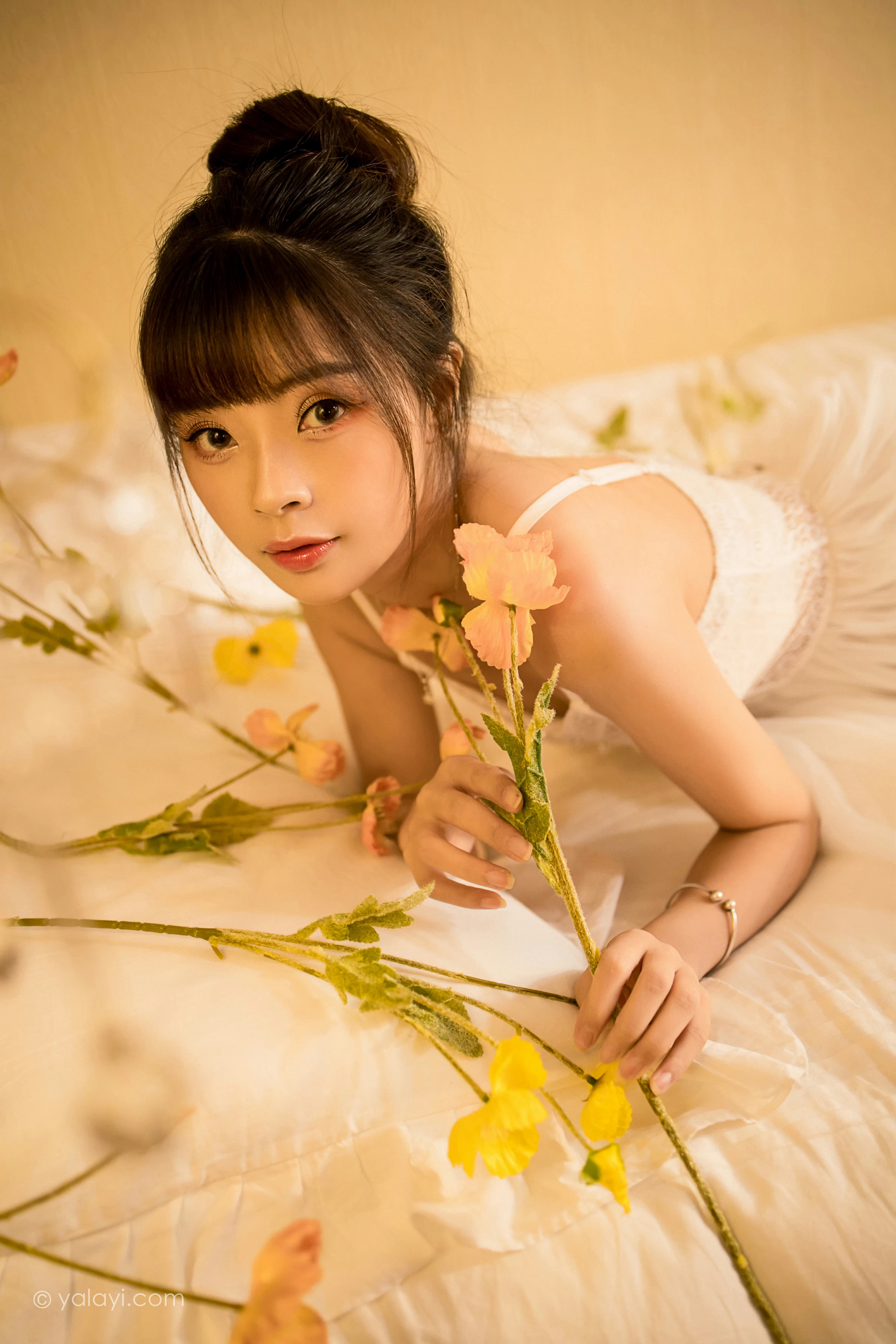 [YALAYI雅拉伊]2021.12.28 芭蕾公主 程小蝶 白色吊带镂空连衣裙与蕾丝丝袜性感写真集第6张