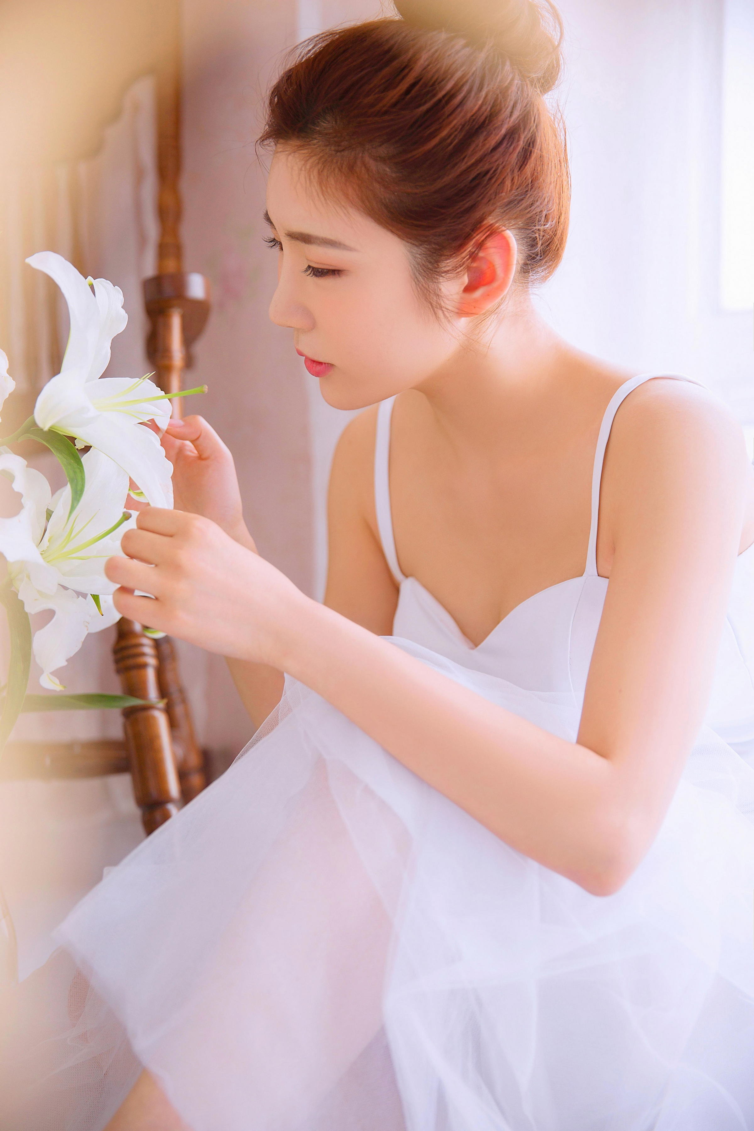 [YALAYI雅拉伊]2022.06.18 风仪玉立 丰满少妇 粉色透视睡衣与白色吊带连衣裙性感写真集第10张