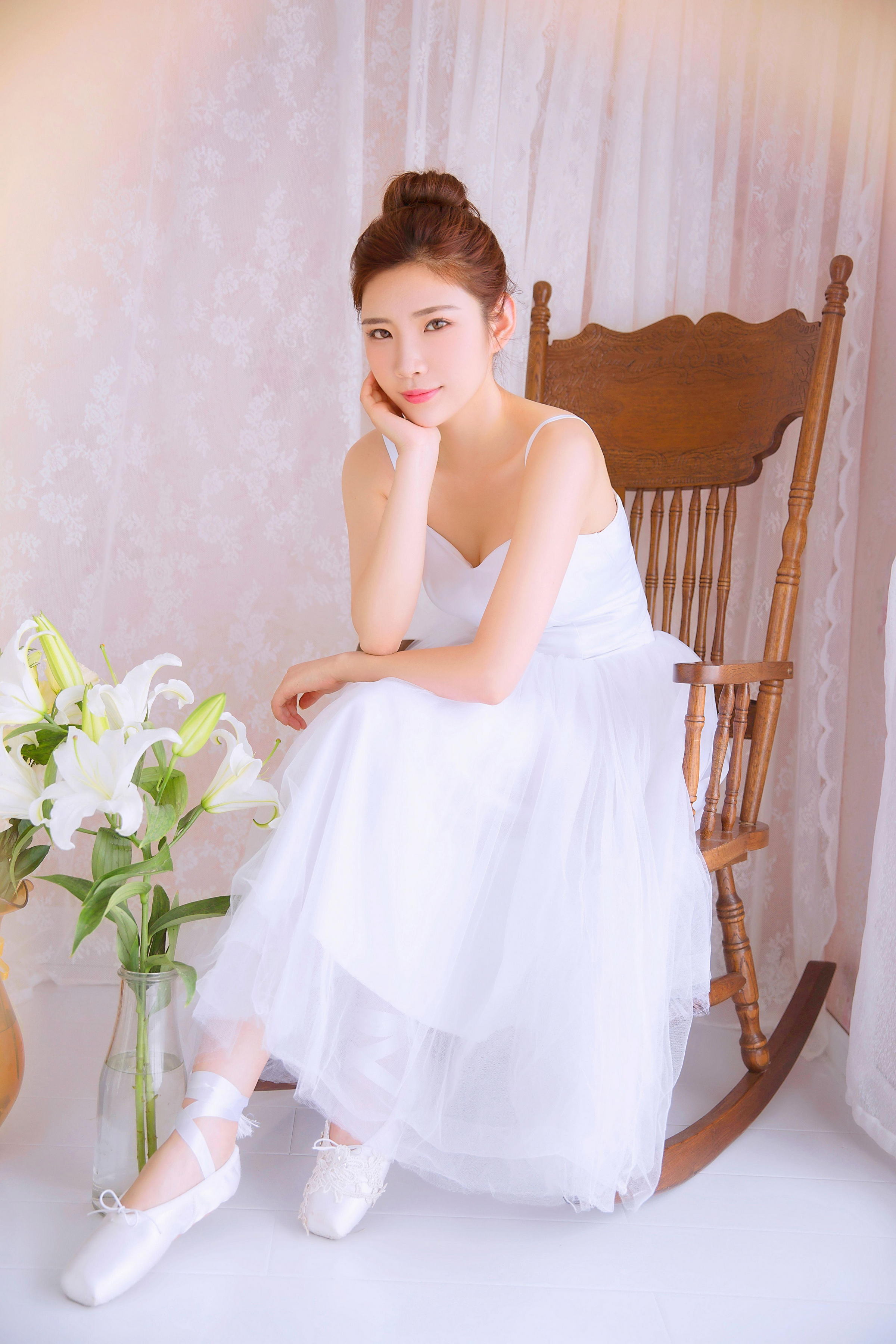 [YALAYI雅拉伊]2022.06.18 风仪玉立 丰满少妇 粉色透视睡衣与白色吊带连衣裙性感写真集第7张