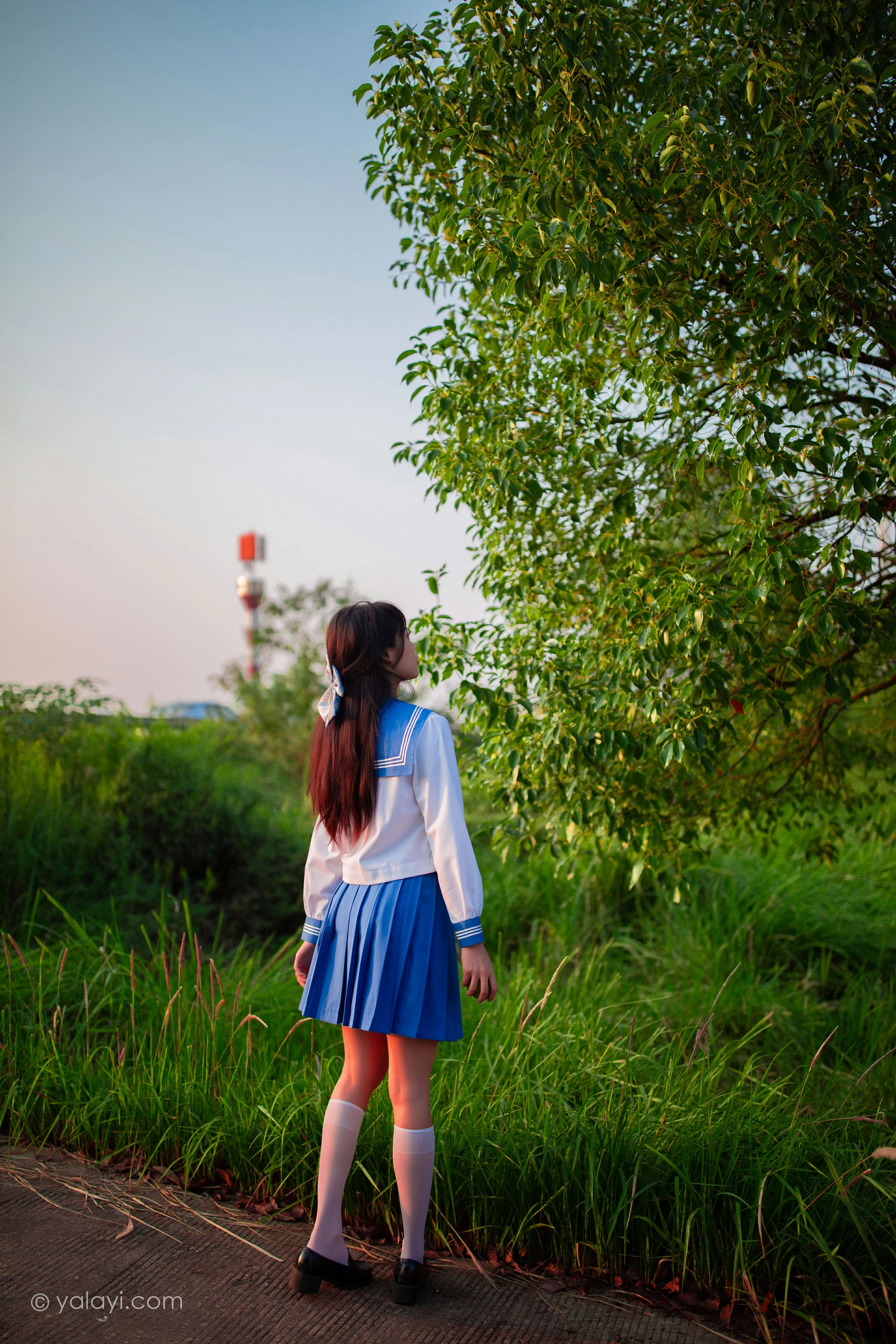 [YALAYI雅拉伊]NO.724 《秋意浓》 丽雅 JK水手制服与短裙加白色丝袜美腿私房写真集第3张