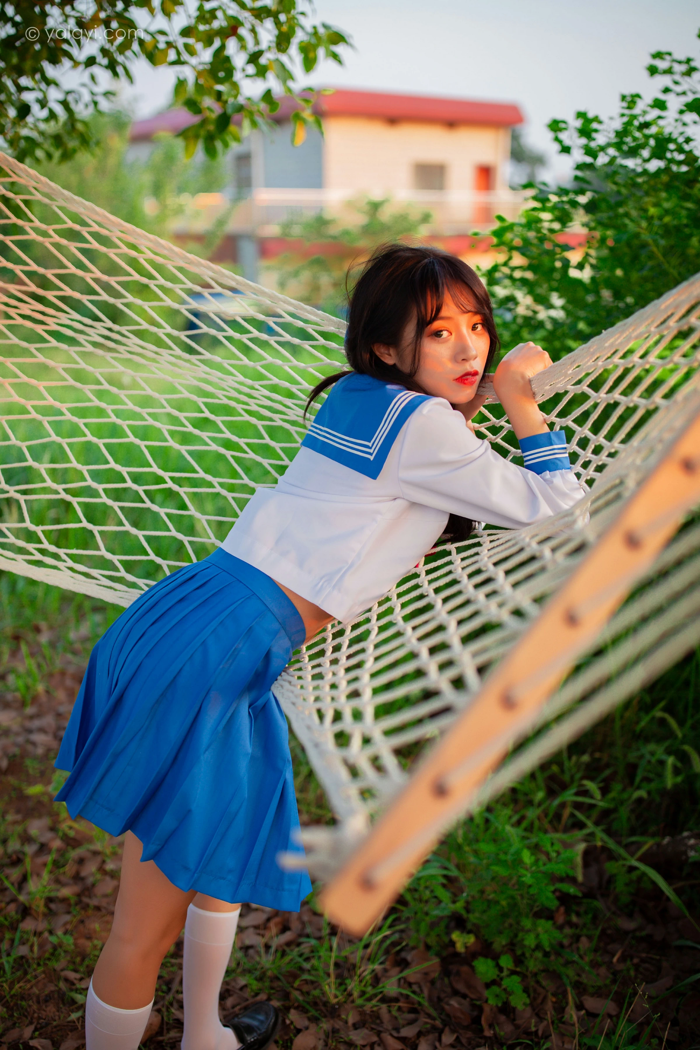 [YALAYI雅拉伊]NO.724 《秋意浓》 丽雅 JK水手制服与短裙加白色丝袜美腿私房写真集第9张