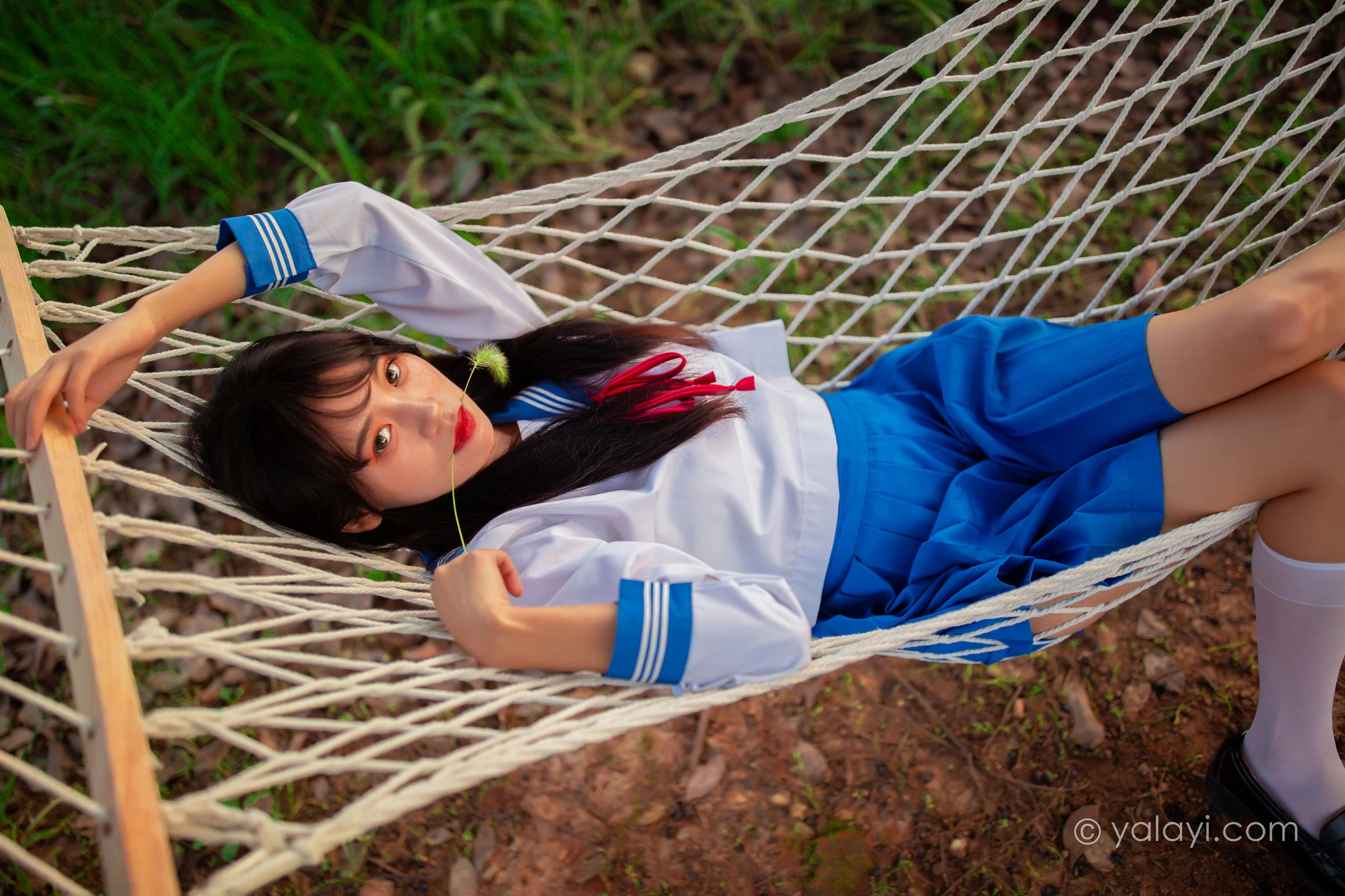 [YALAYI雅拉伊]NO.724 《秋意浓》 丽雅 JK水手制服与短裙加白色丝袜美腿私房写真集第6张