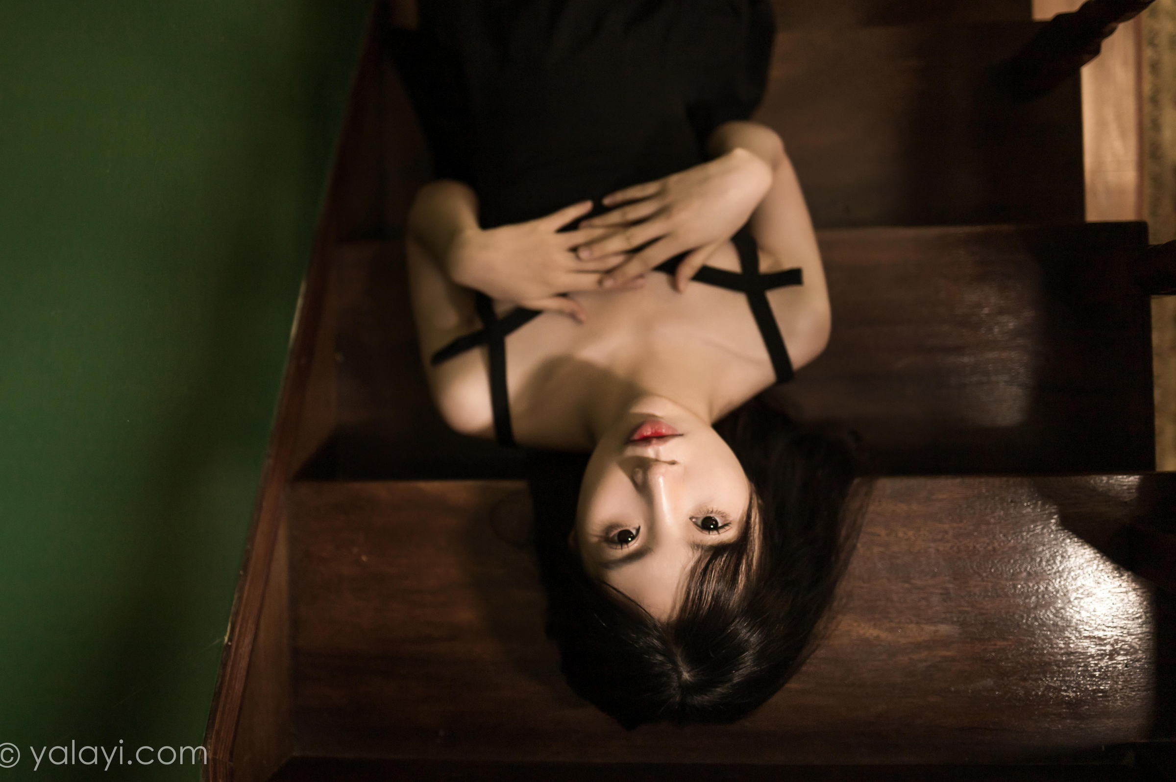 [YALAYI雅拉伊]2022.08.08 看着我的眼睛 小乔 黑色吊带祼背连衣裙性感写真集第7张