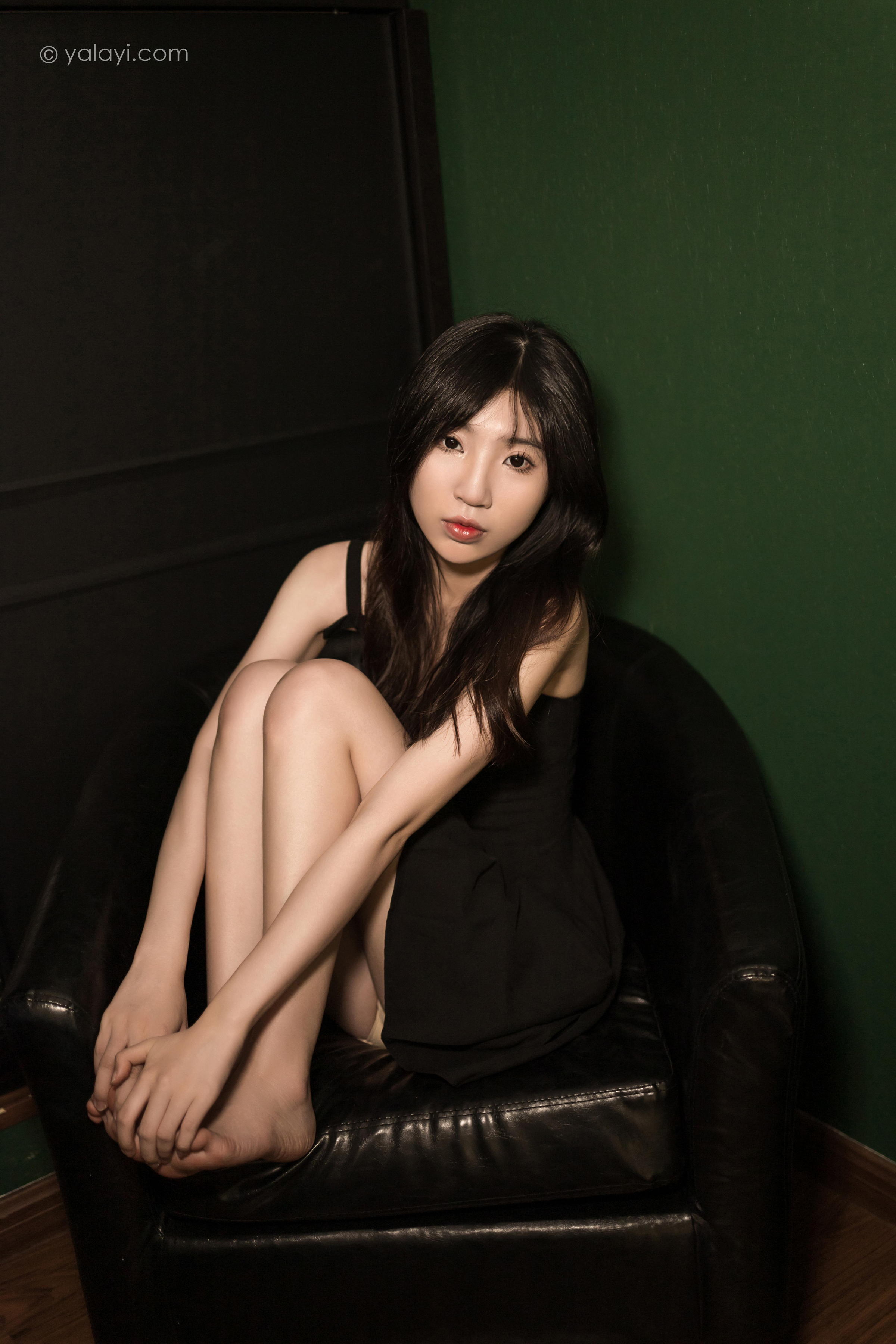 [YALAYI雅拉伊]2022.08.08 看着我的眼睛 小乔 黑色吊带祼背连衣裙性感写真集第15张