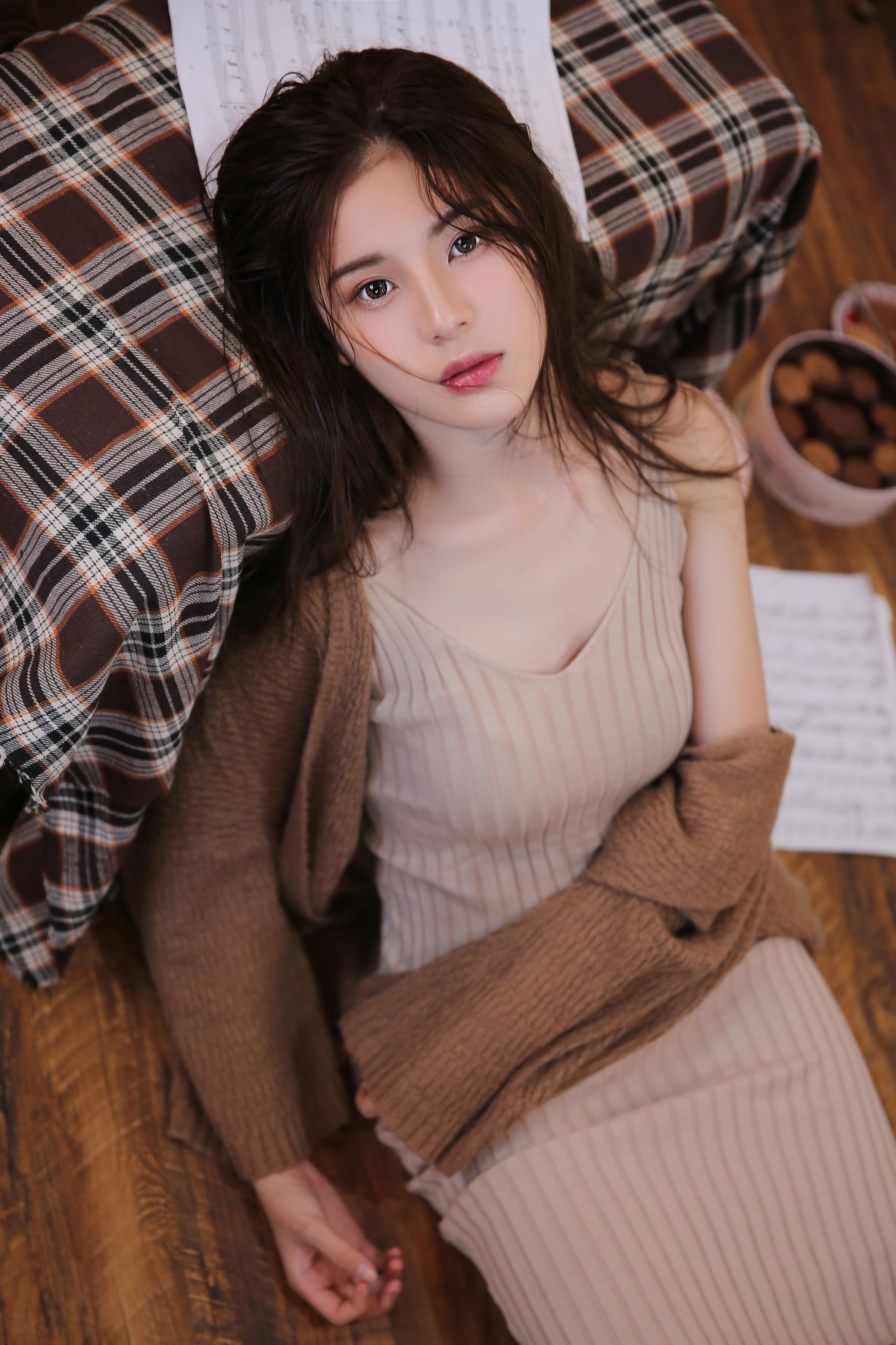 [YALAYI雅拉伊]2022.05.09 小饼干 白嫩少女 蓝色JK制服与橙色吊带连衣裙性感写真集第9张