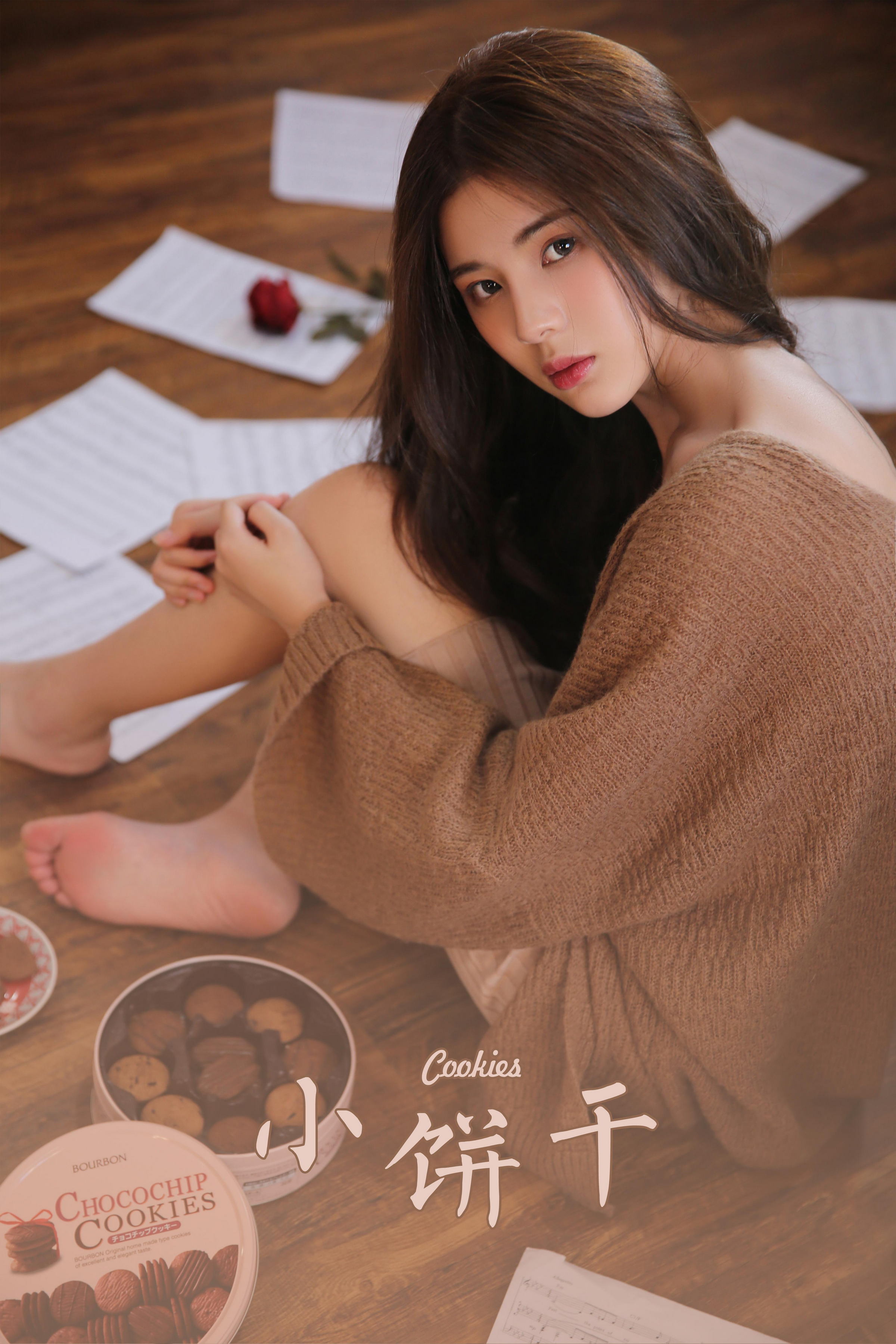 [YALAYI雅拉伊]2022.05.09 小饼干 白嫩少女 蓝色JK制服与橙色吊带连衣裙性感写真集第11张