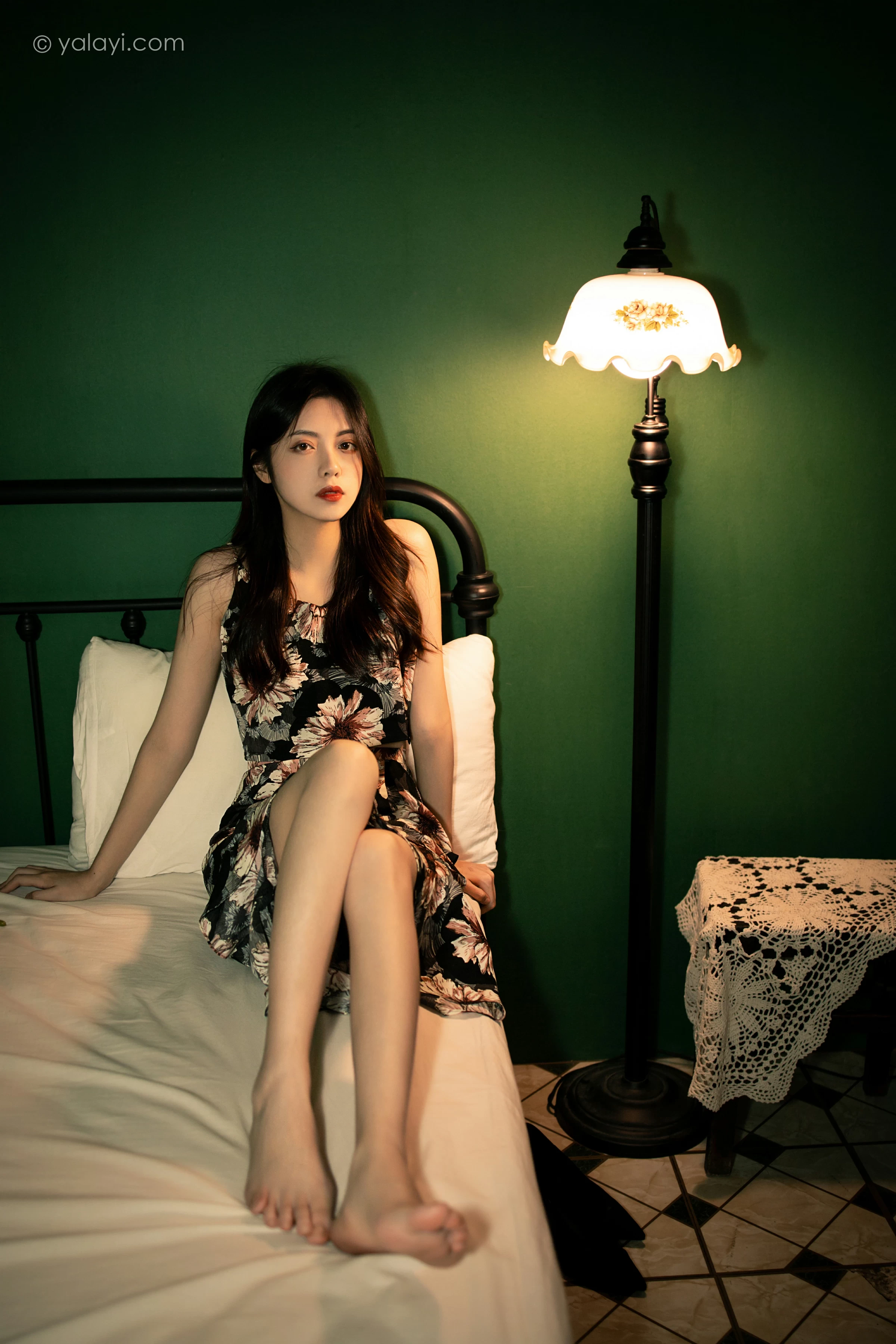 [YALAYI雅拉伊]2021.12.03 老房子 梓文 黑色碎花吊带连衣裙居家私房写真集第12张