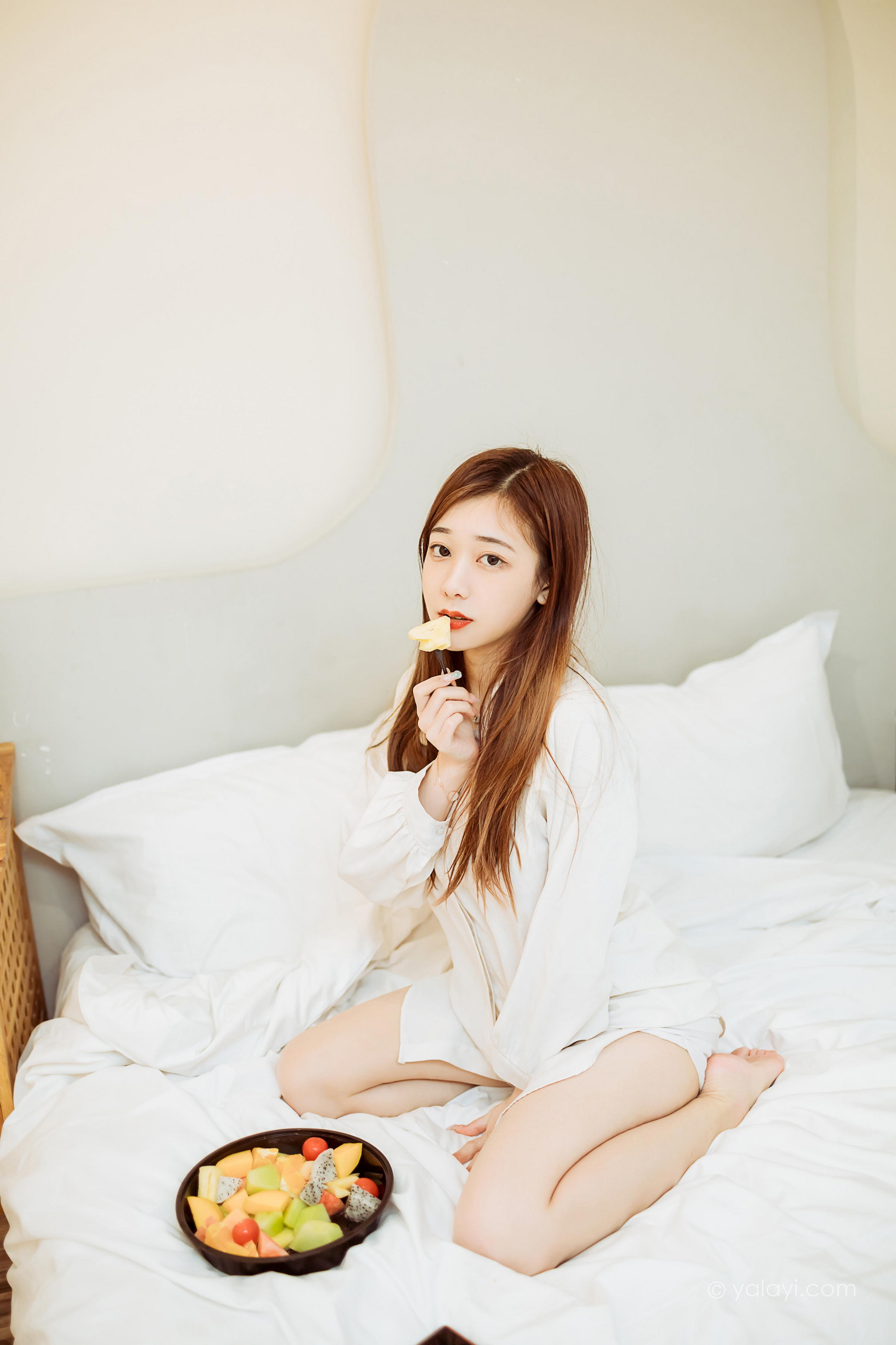 [YALAYI雅拉伊]2022.04.15 珍惜每一天 夜夜 白色男友式衬衫居家性感私房写真集第6张