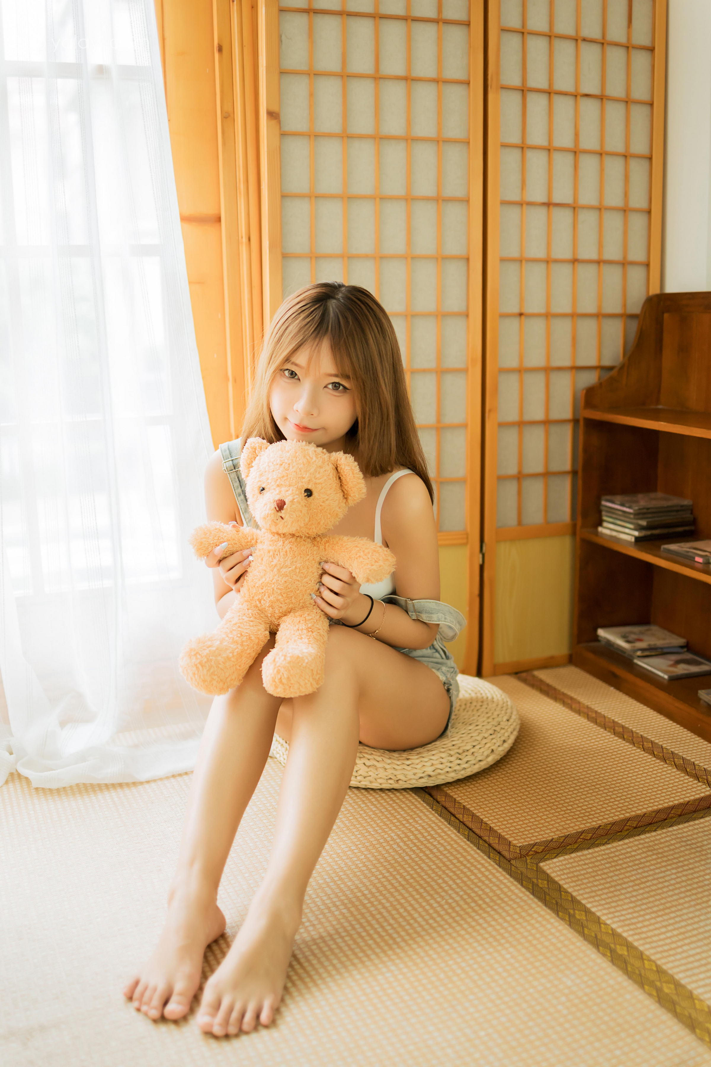 [YALAYI雅拉伊]2022.08.03 我家女友 阿禾 背带短裤加白色内衣居家性感私房写真集第14张