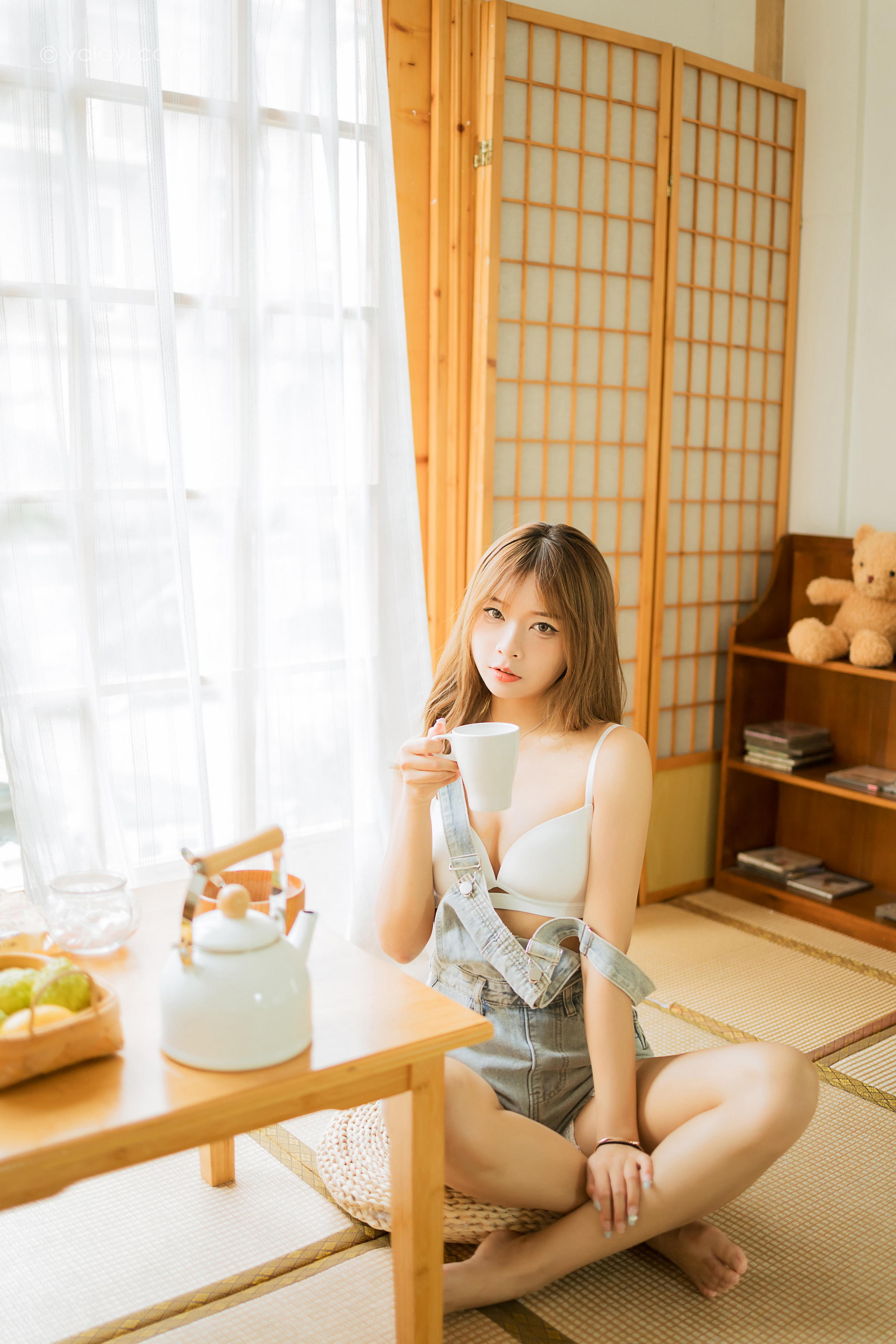 [YALAYI雅拉伊]2022.08.03 我家女友 阿禾 背带短裤加白色内衣居家性感私房写真集第13张