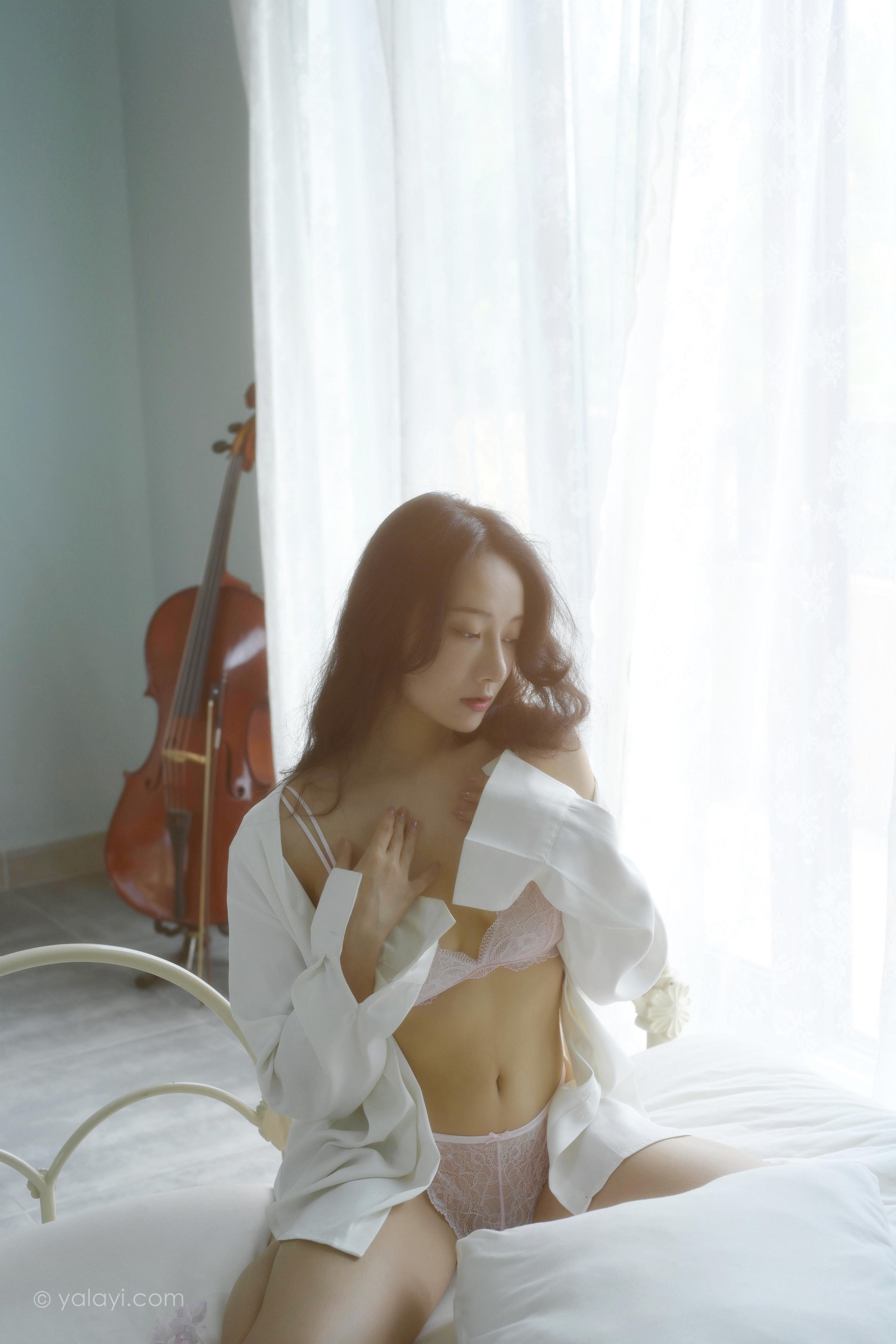 [YALAYI雅拉伊]2022.08.12 清晨的景色 何嘉颖 白色衬衫加粉色蕾丝内衣性感私房写真集第7张