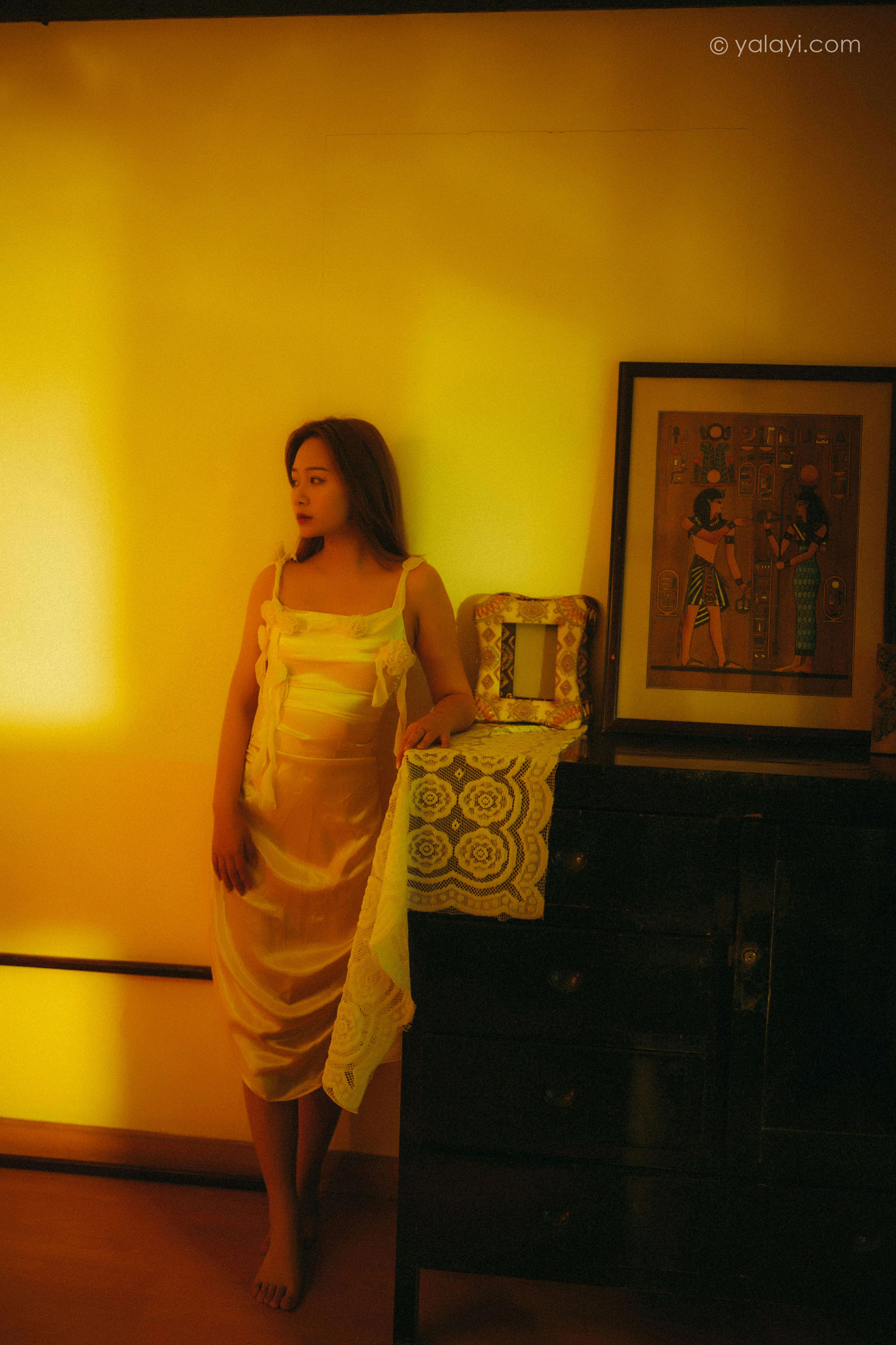 [YALAYI雅拉伊]NO.785 暮光之吻 岳璐璐 白色吊带连衣裙加性感内衣私房写真集第1张