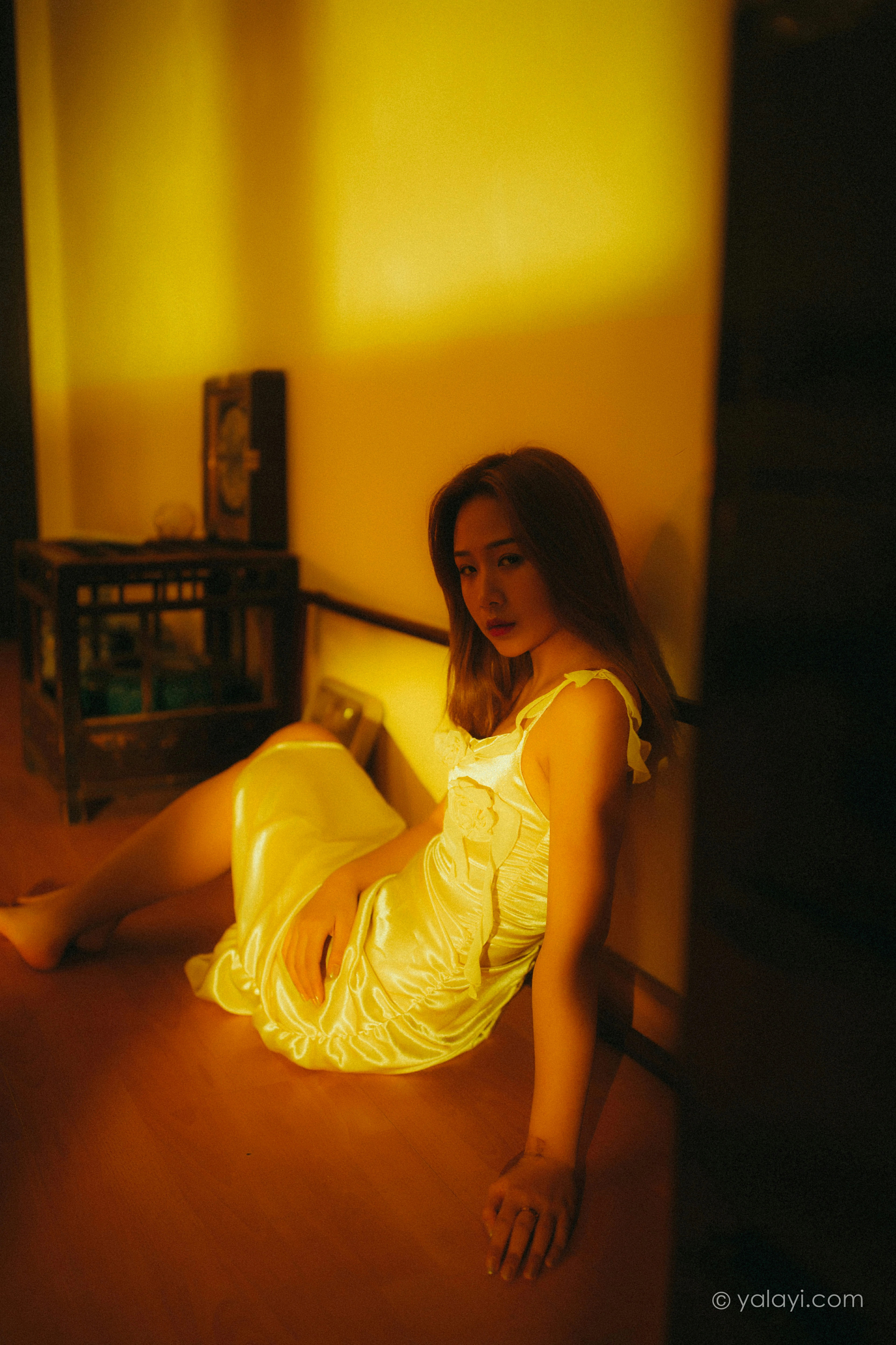 [YALAYI雅拉伊]NO.785 暮光之吻 岳璐璐 白色吊带连衣裙加性感内衣私房写真集第4张