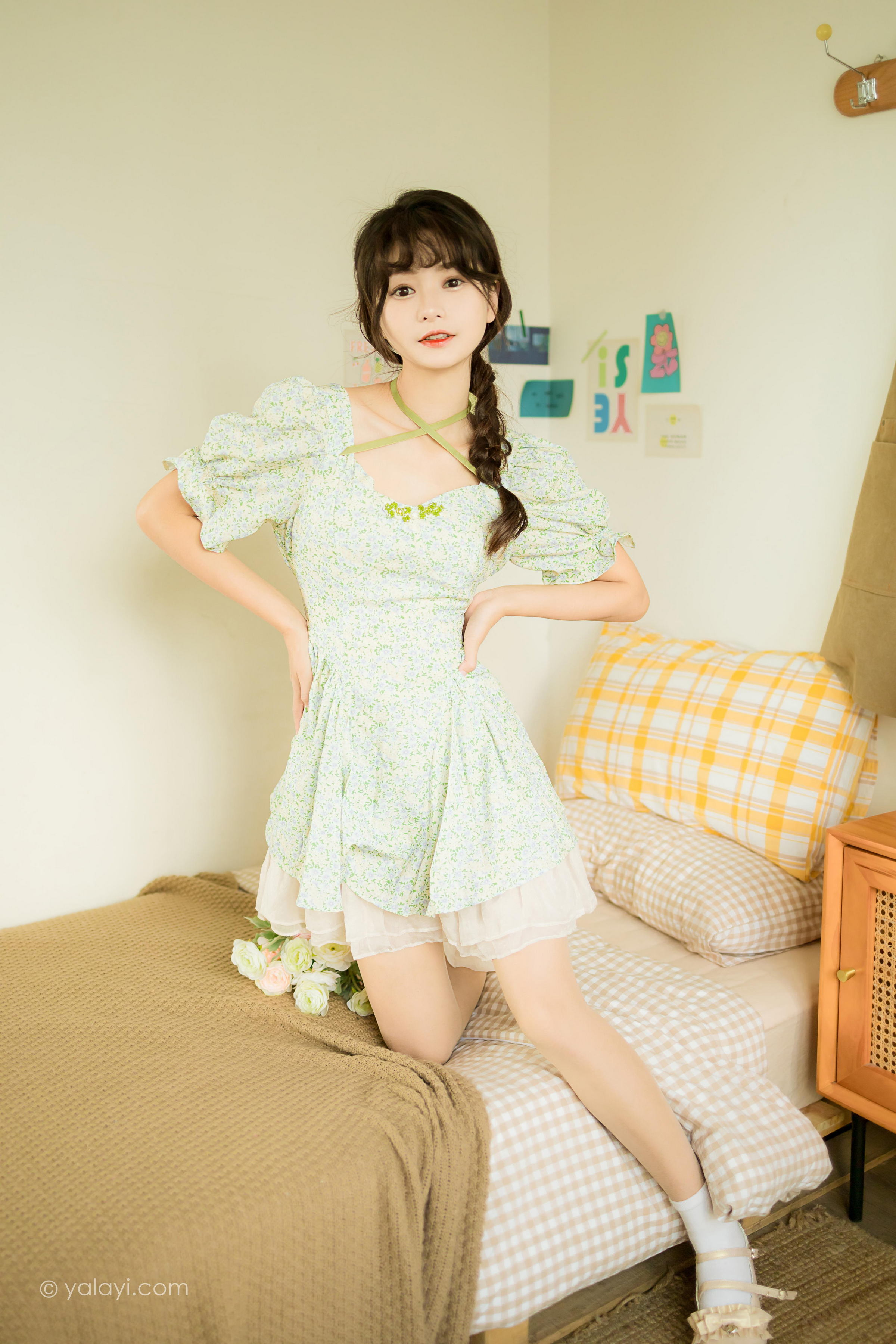 [YALAYI雅拉伊]2022.08.15 花之香 小亭 淡绿色连衣裙加肉丝美腿清纯写真集第2张