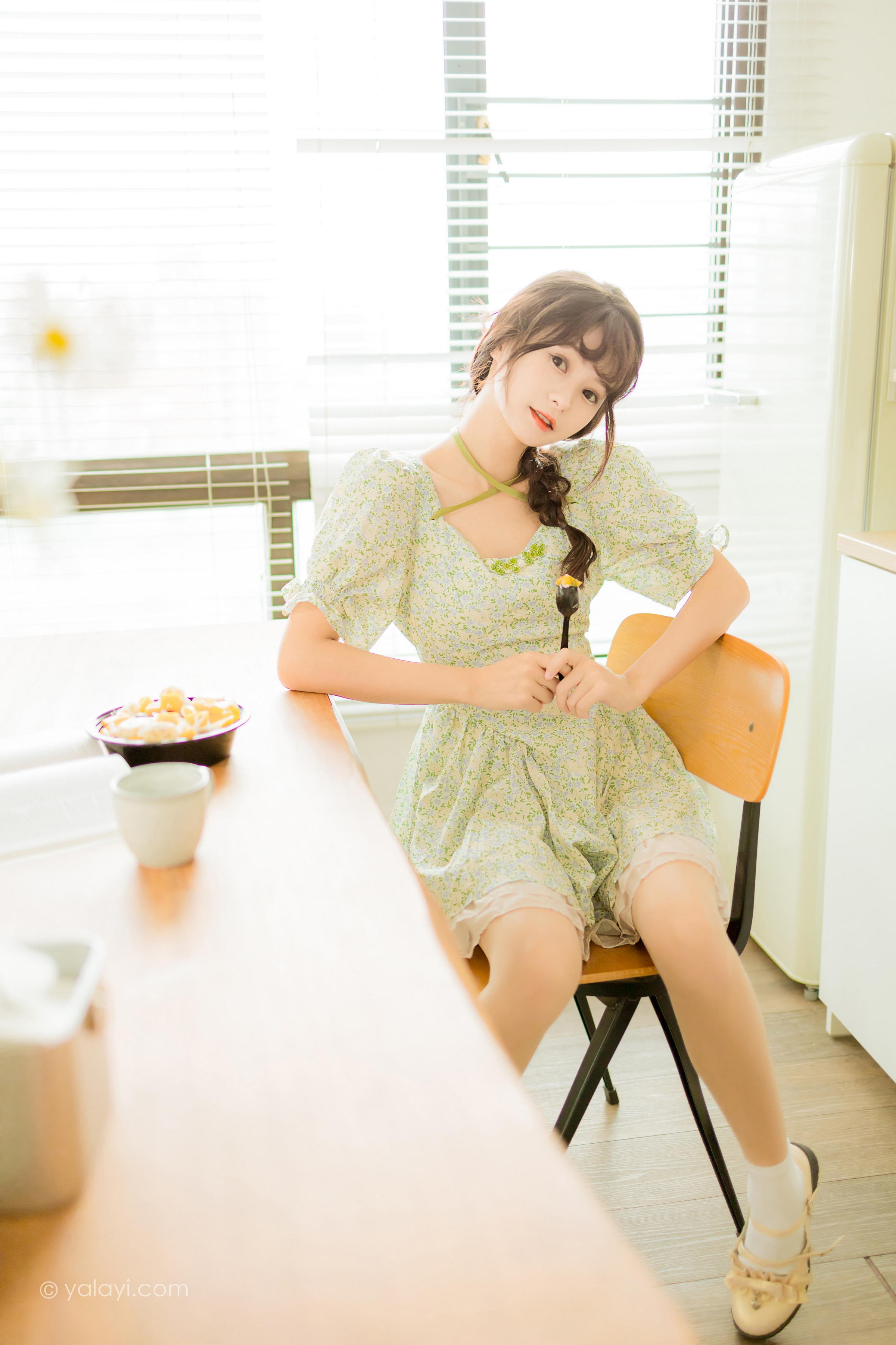 [YALAYI雅拉伊]2022.08.15 花之香 小亭 淡绿色连衣裙加肉丝美腿清纯写真集第9张