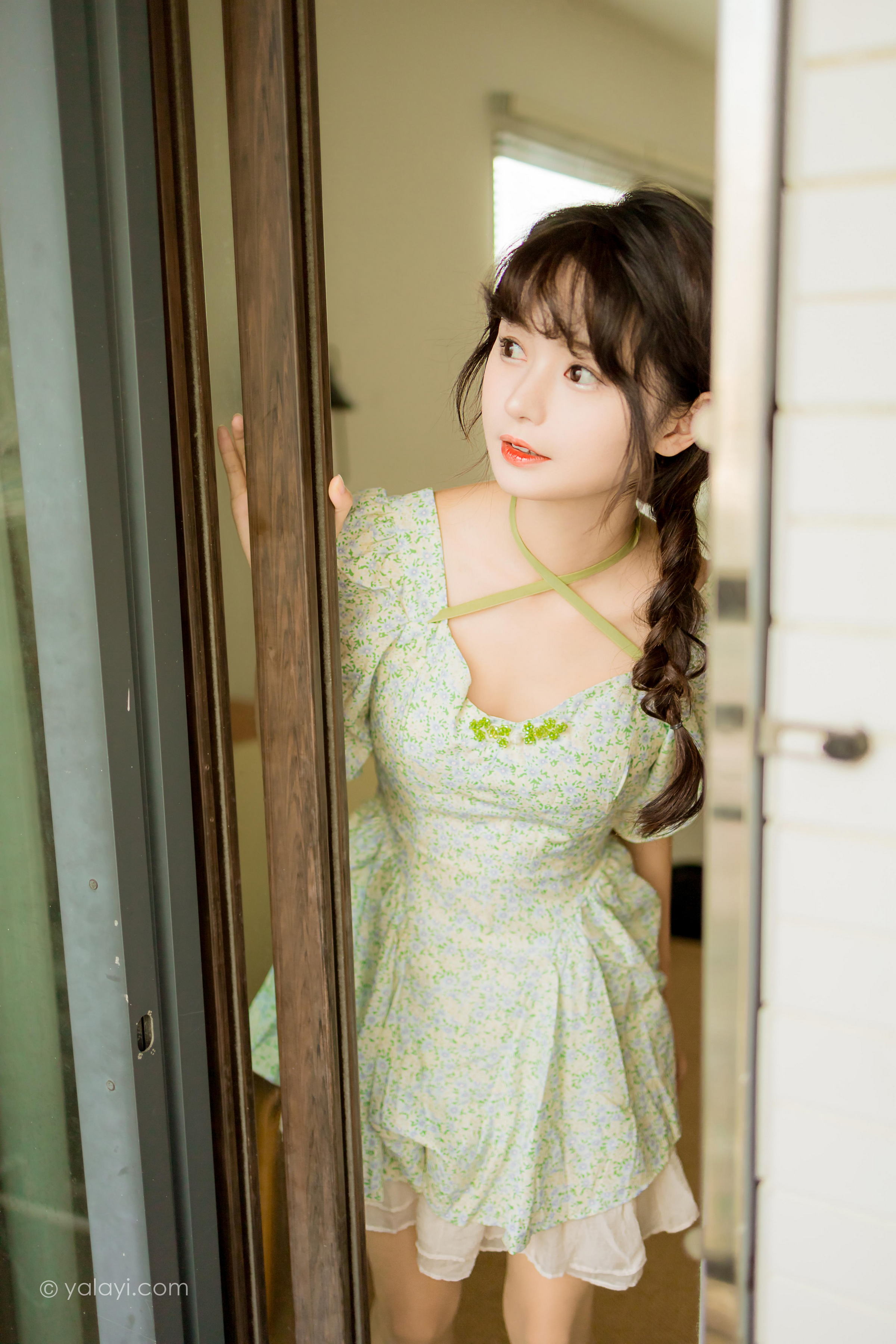 [YALAYI雅拉伊]2022.08.15 花之香 小亭 淡绿色连衣裙加肉丝美腿清纯写真集第11张