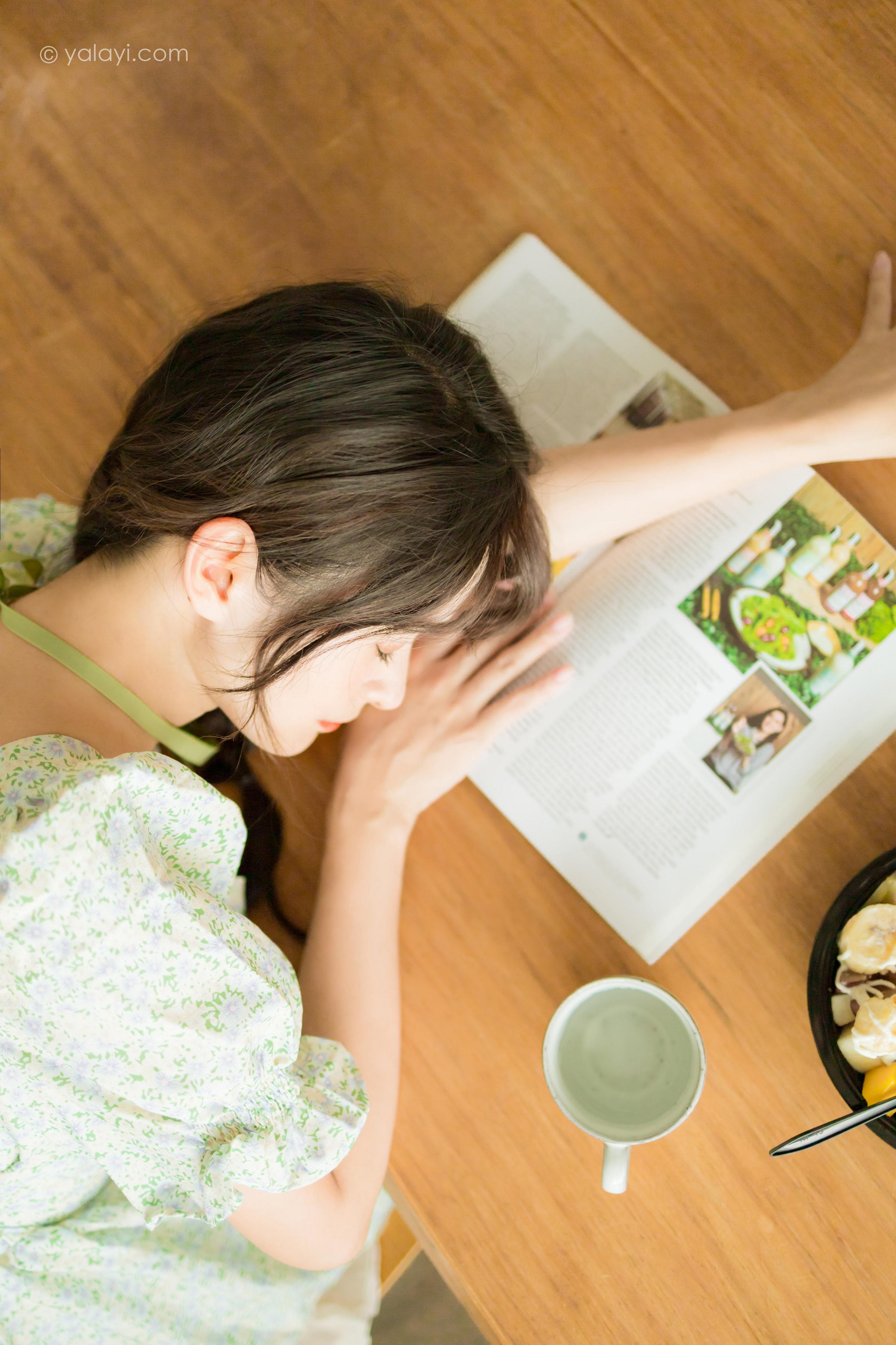 [YALAYI雅拉伊]2022.08.15 花之香 小亭 淡绿色连衣裙加肉丝美腿清纯写真集第12张