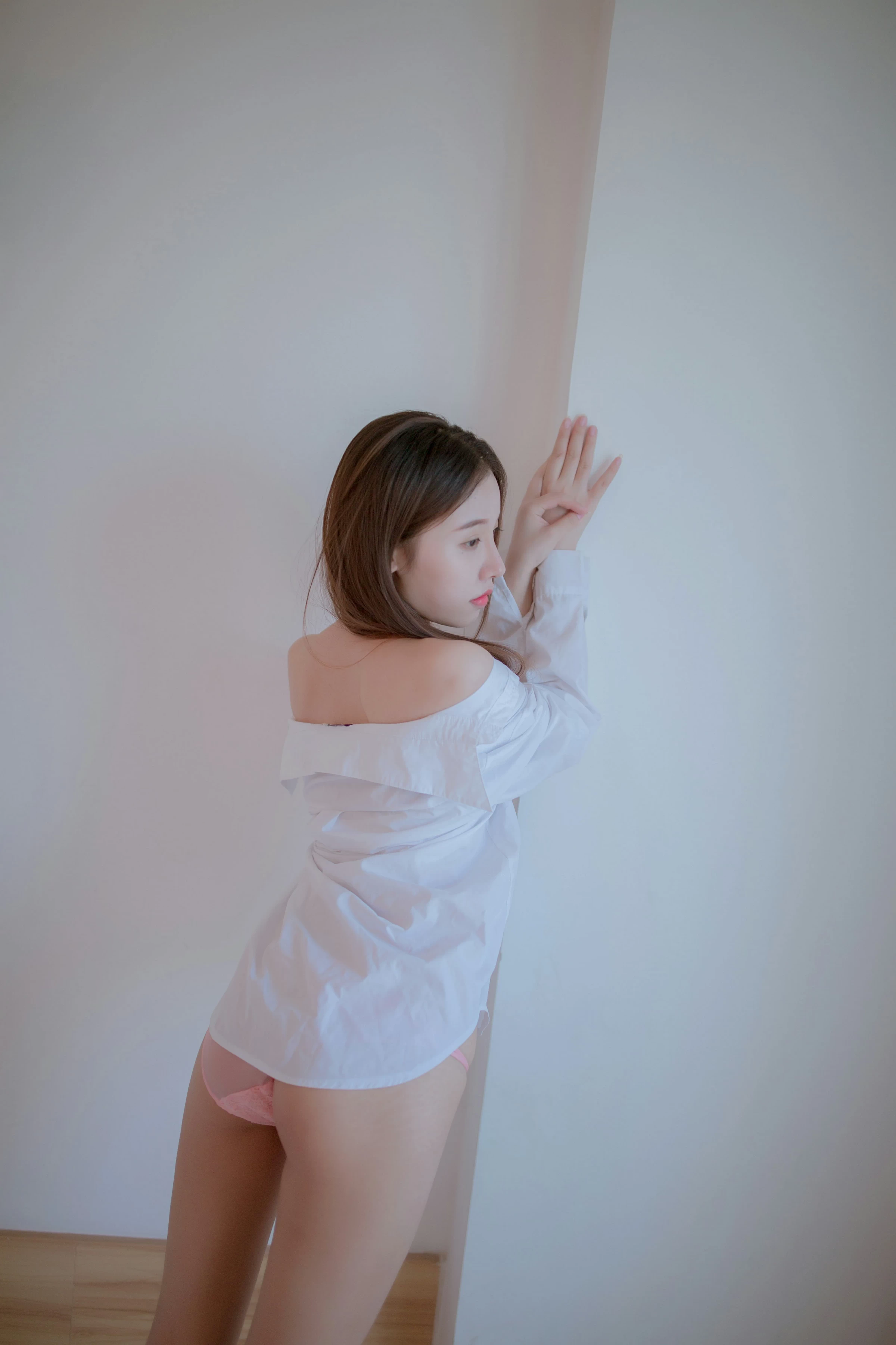 [YALAYI雅拉伊]NO.725 《空房》 秦语 白色衬衫居家性感写真集第9张