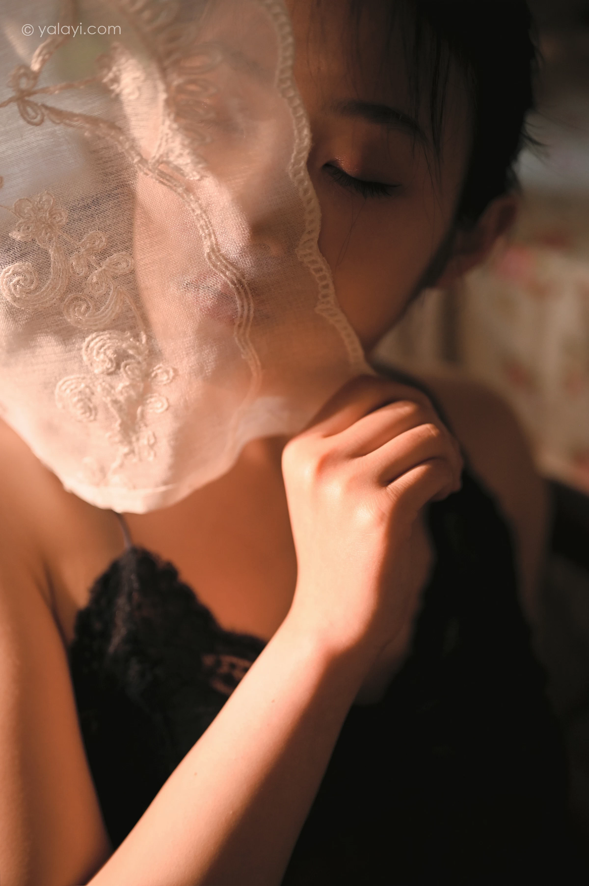 [YALAYI雅拉伊]NO.673 《剪烛西窗》 沈伊 黑色吊带蕾丝睡衣裙性感私房写真集第13张
