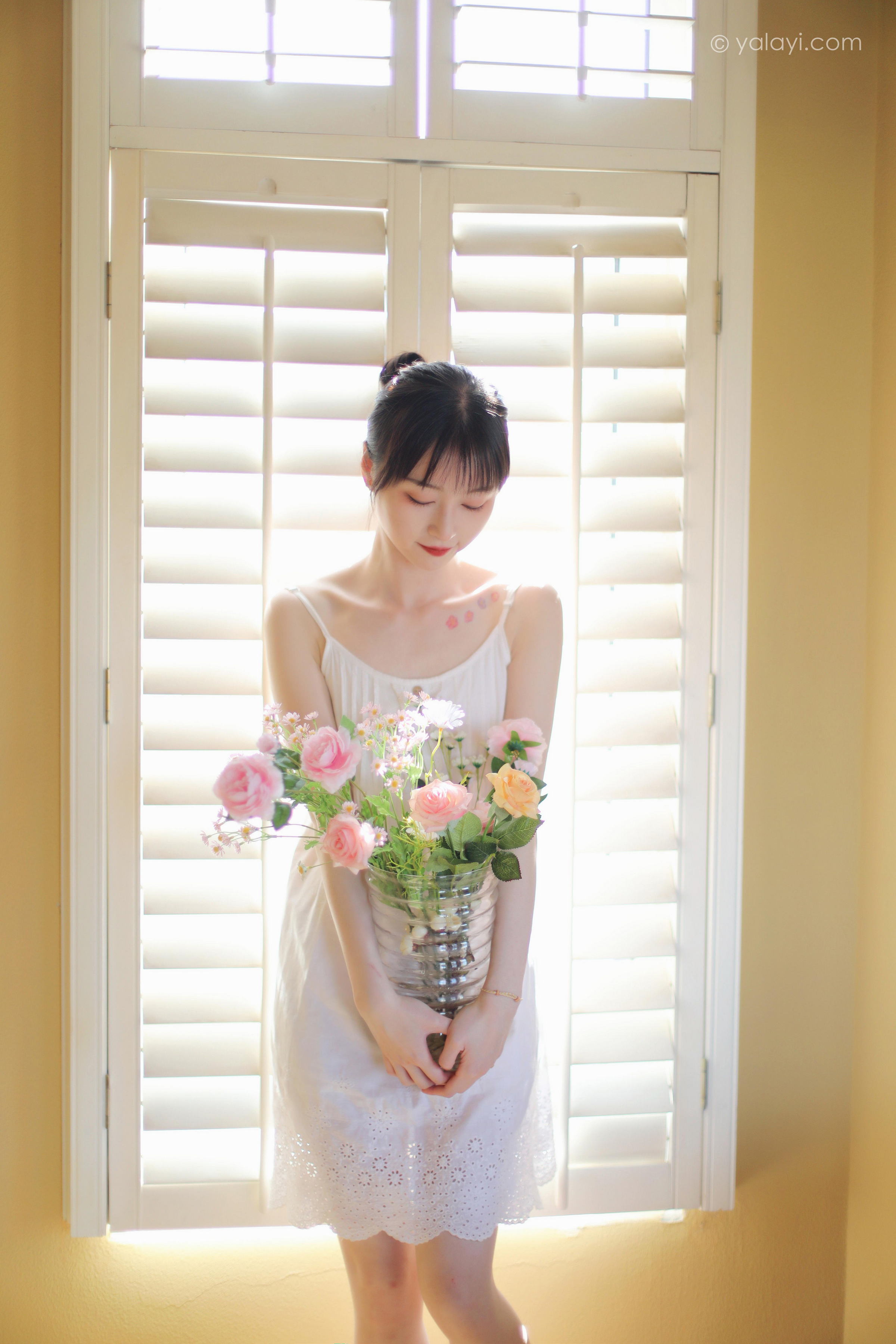 [YALAYI雅拉伊]2022.05.11 光影零乱 京京 白色吊带镂空连衣裙性感写真集第5张