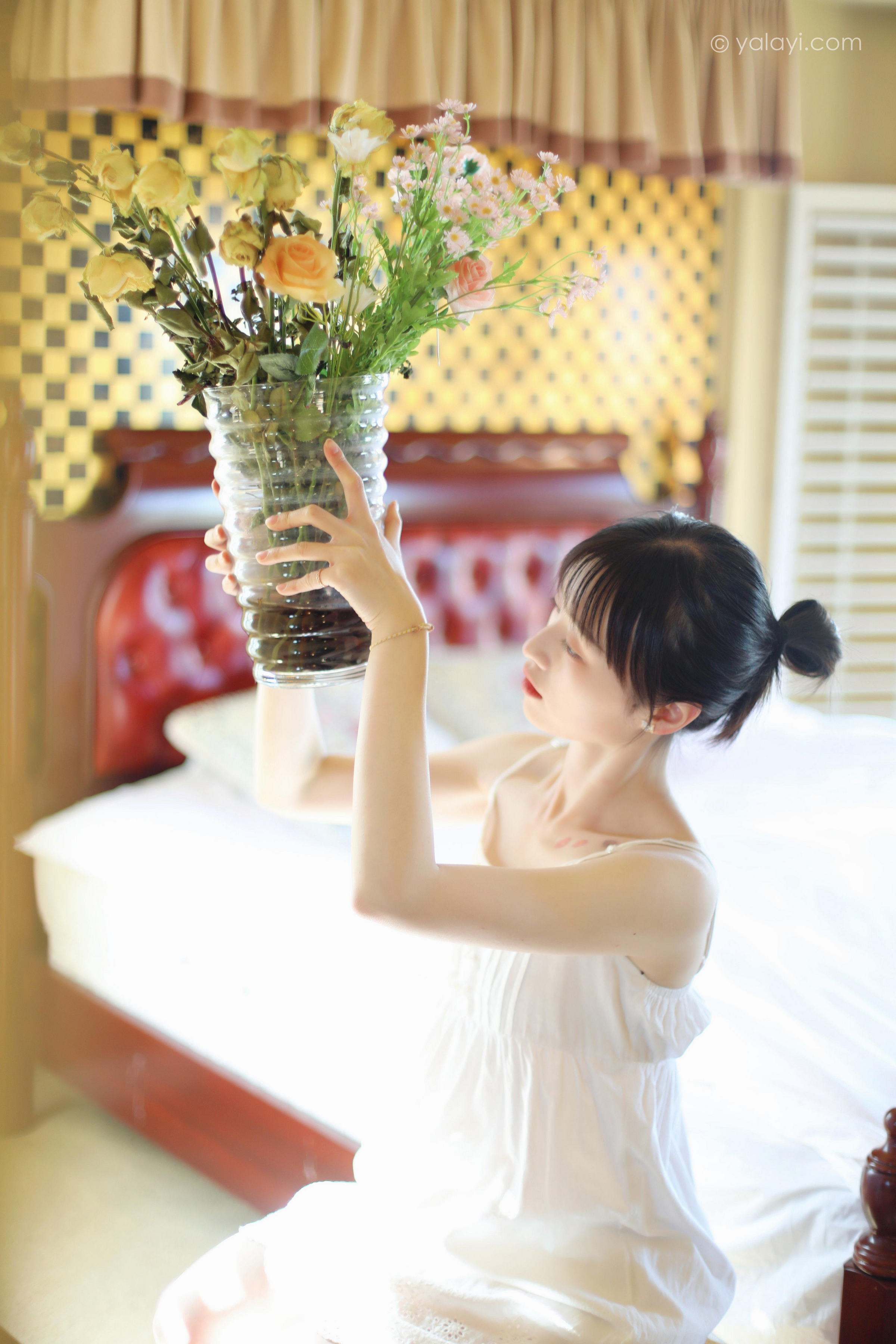 [YALAYI雅拉伊]2022.05.11 光影零乱 京京 白色吊带镂空连衣裙性感写真集第2张