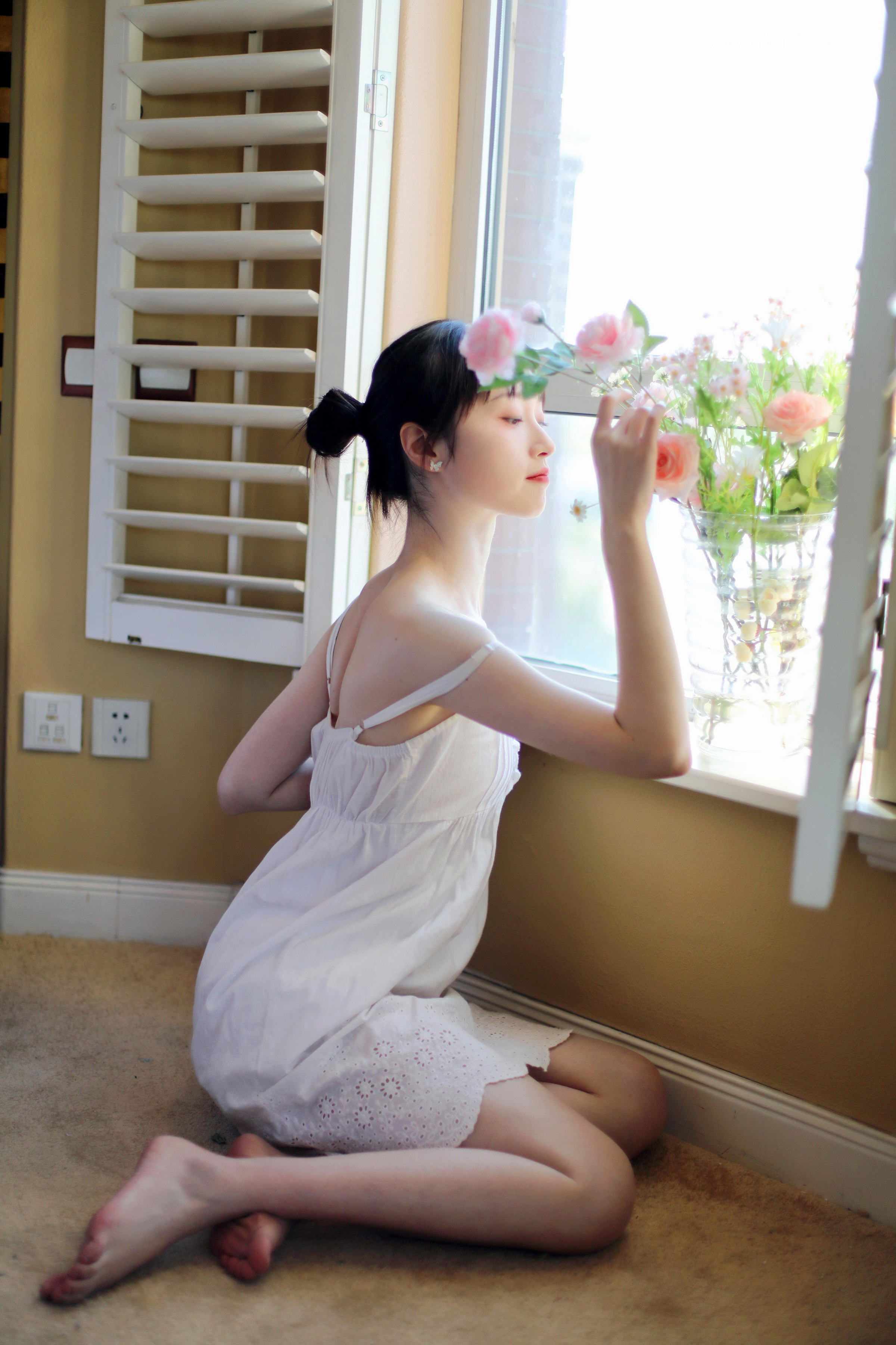 [YALAYI雅拉伊]2022.05.11 光影零乱 京京 白色吊带镂空连衣裙性感写真集第7张