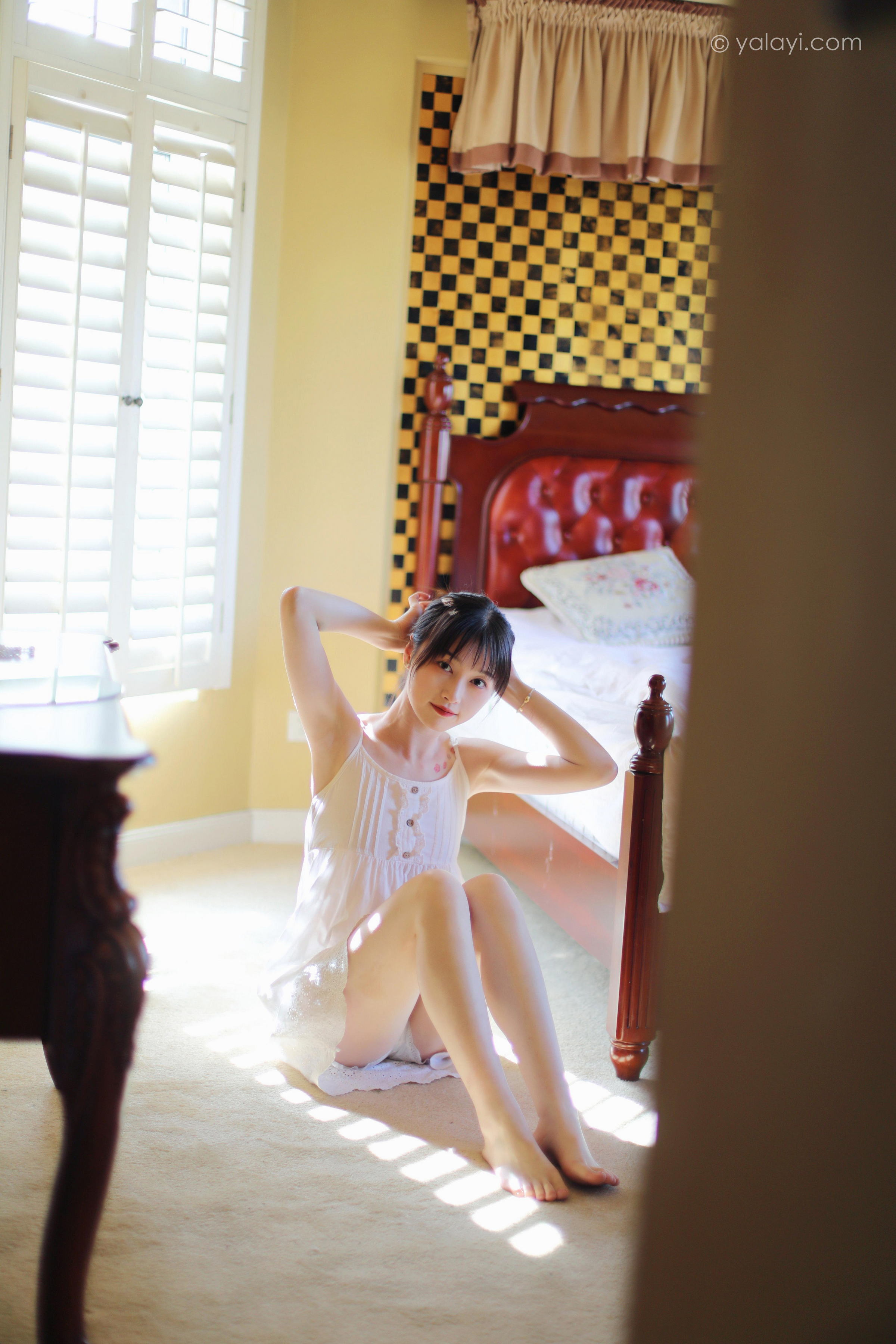 [YALAYI雅拉伊]2022.05.11 光影零乱 京京 白色吊带镂空连衣裙性感写真集第8张