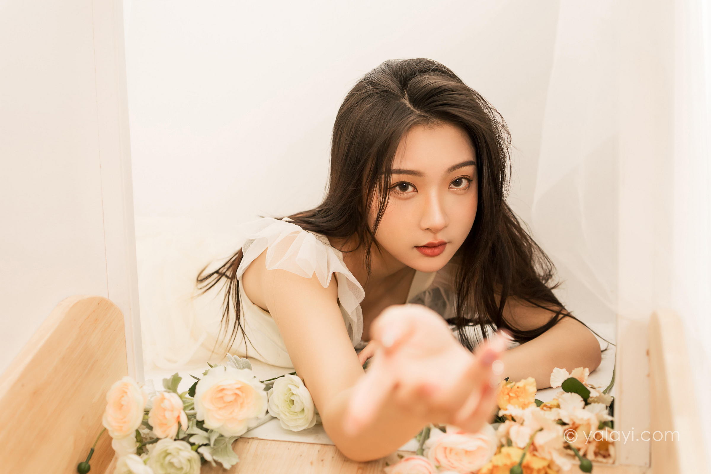 [YALAYI雅拉伊]2022.05.25 你别太迷人 徐小云 白色连衣裙居家清纯写真集第10张