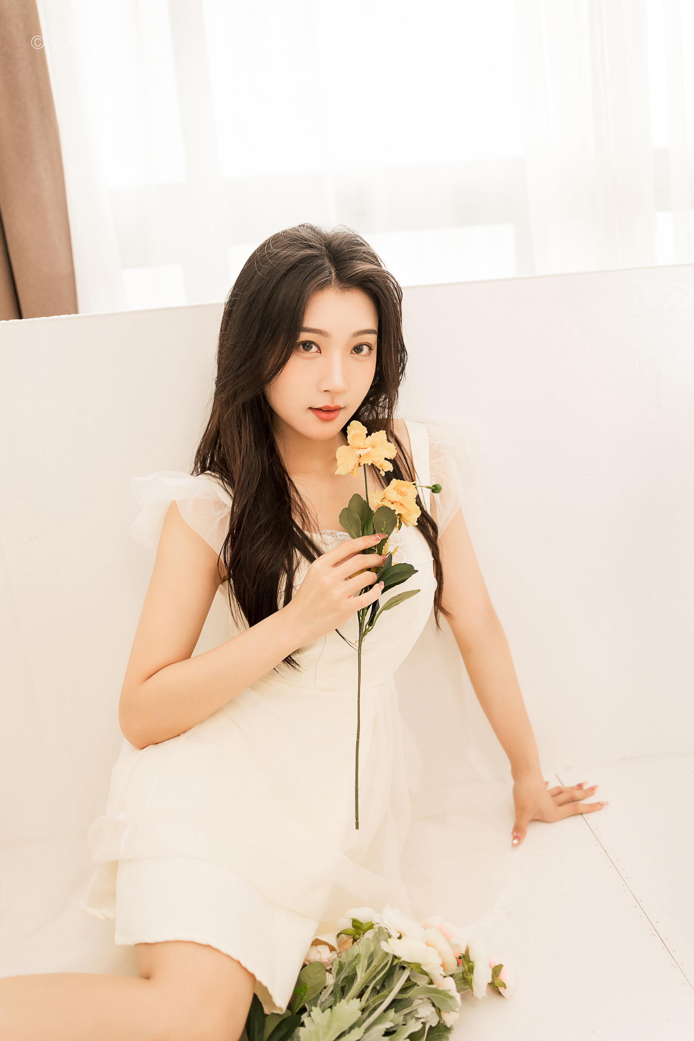 [YALAYI雅拉伊]2022.05.25 你别太迷人 徐小云 白色连衣裙居家清纯写真集第3张