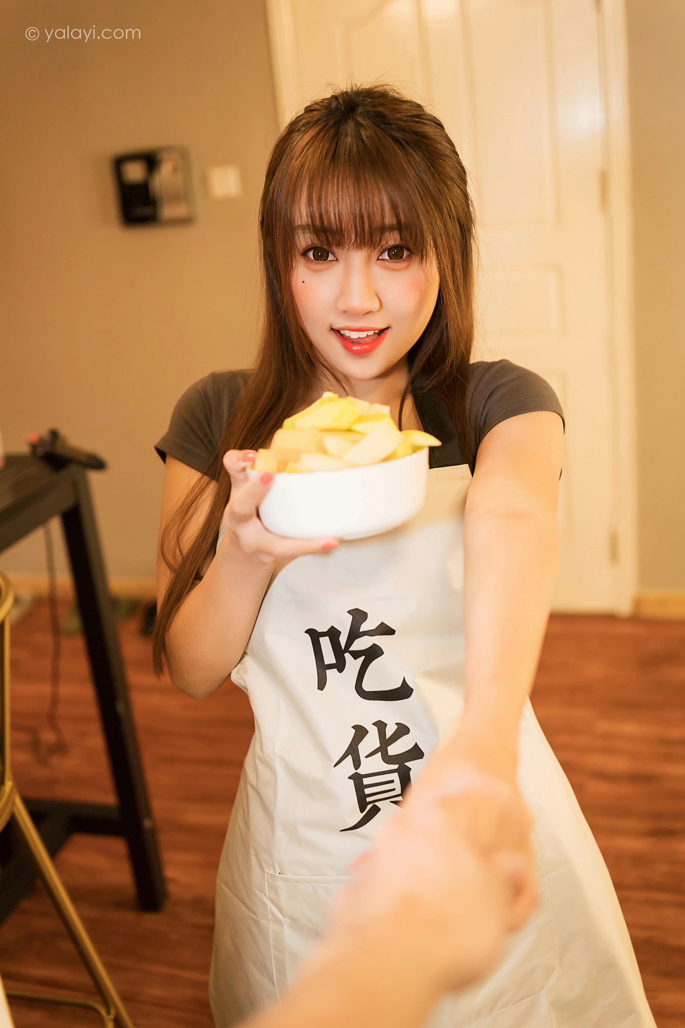 [YALAYI雅拉伊]NO.745 《下班的诱惑》 虞艺 棕色短袖加灰色碎花短裙居家性感写真集第4张