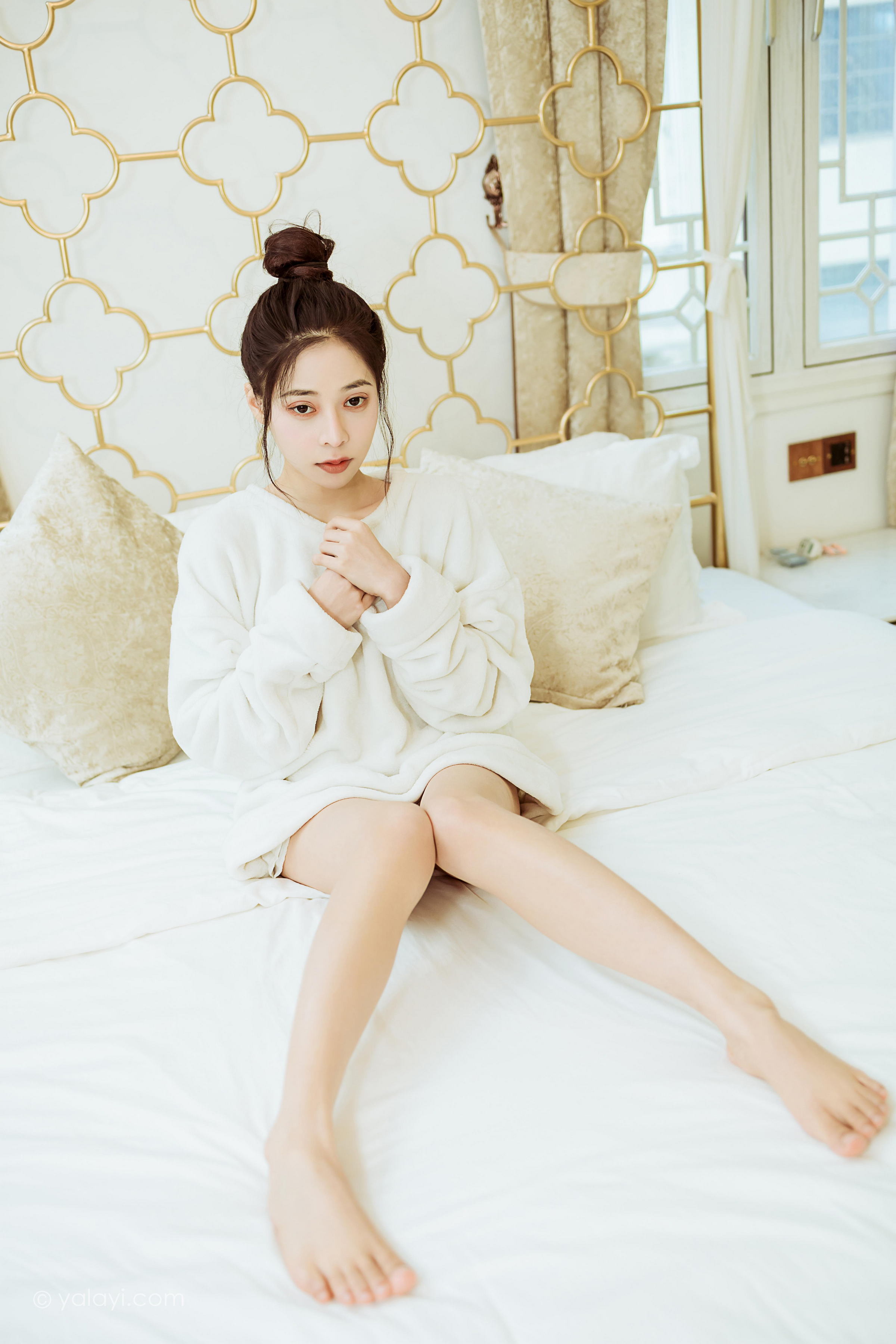 [YALAYI雅拉伊]2022.03.02 恋爱日常 诗咏 白色连身毛衣居家清纯写真集第2张