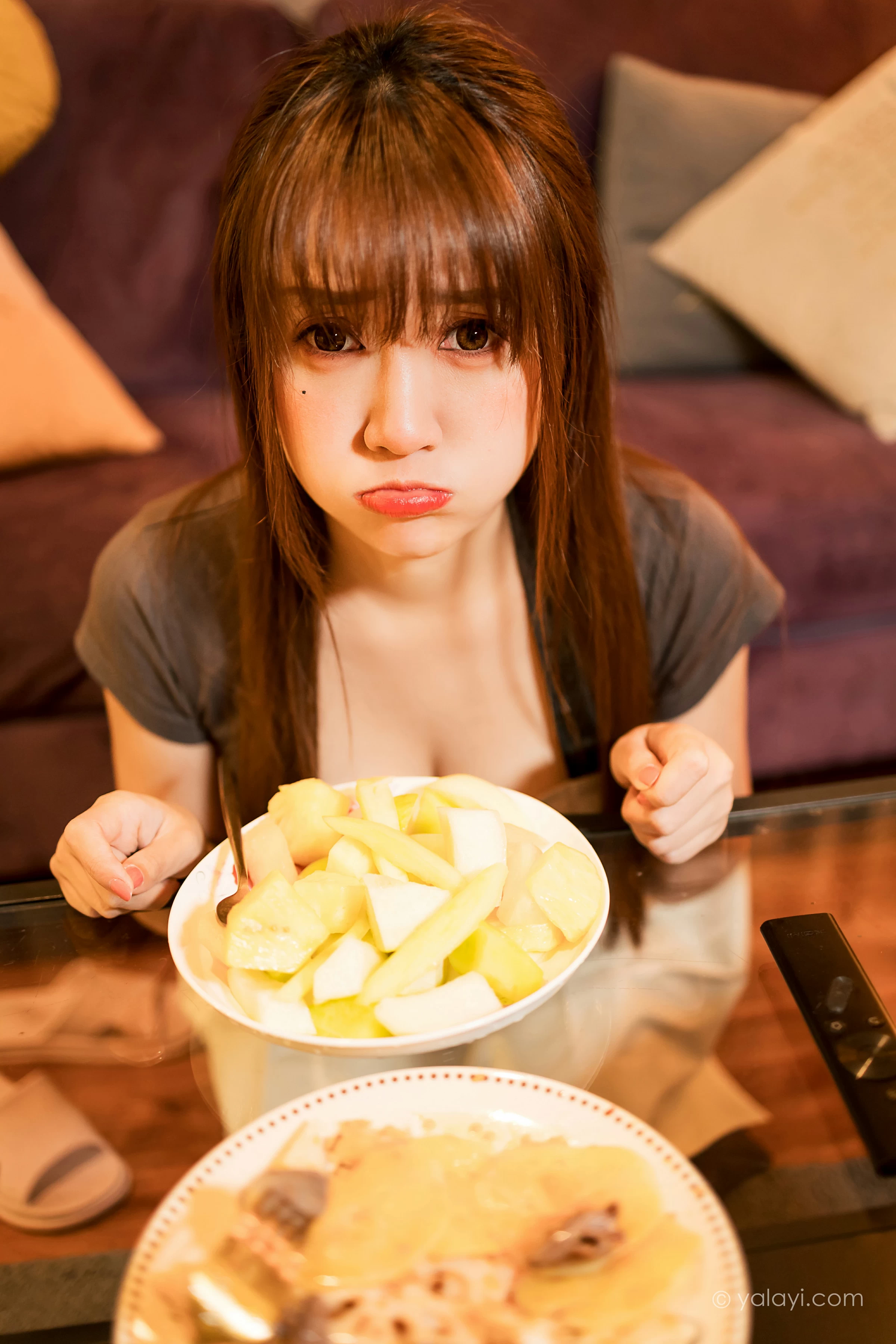 [YALAYI雅拉伊]NO.745 《下班的诱惑》 虞艺 棕色短袖加灰色碎花短裙居家性感写真集第10张