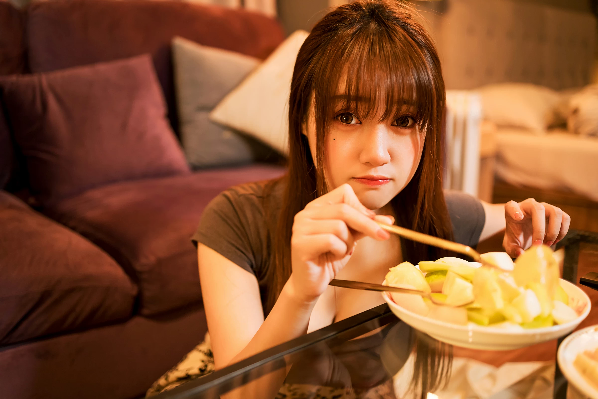 [YALAYI雅拉伊]NO.745 《下班的诱惑》 虞艺 棕色短袖加灰色碎花短裙居家性感写真集第12张