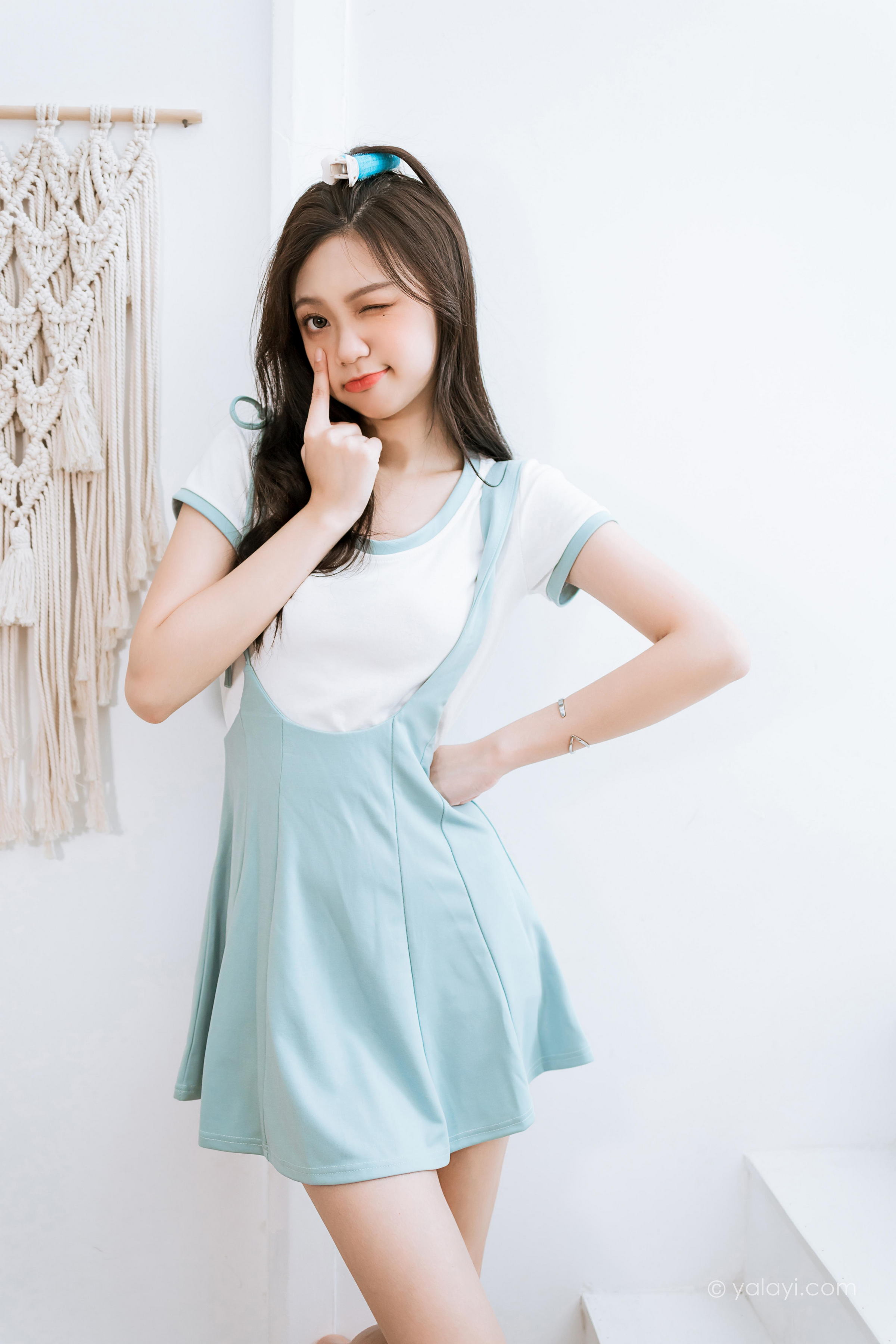 [YALAYI雅拉伊]2022.05.31 天使的微笑 梓瑶 白色短袖加背带短裙居家清纯写真集第3张