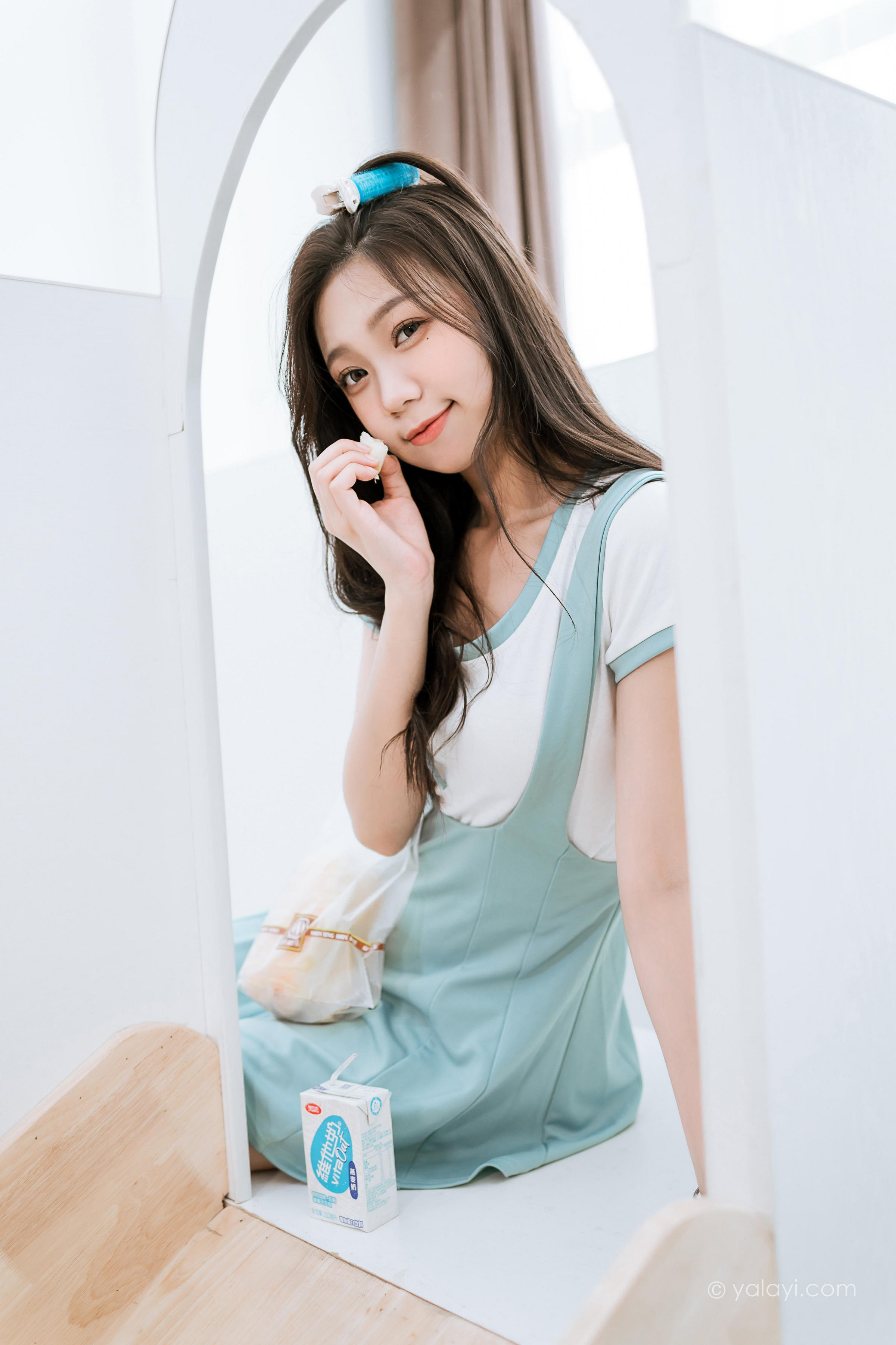 [YALAYI雅拉伊]2022.05.31 天使的微笑 梓瑶 白色短袖加背带短裙居家清纯写真集第9张