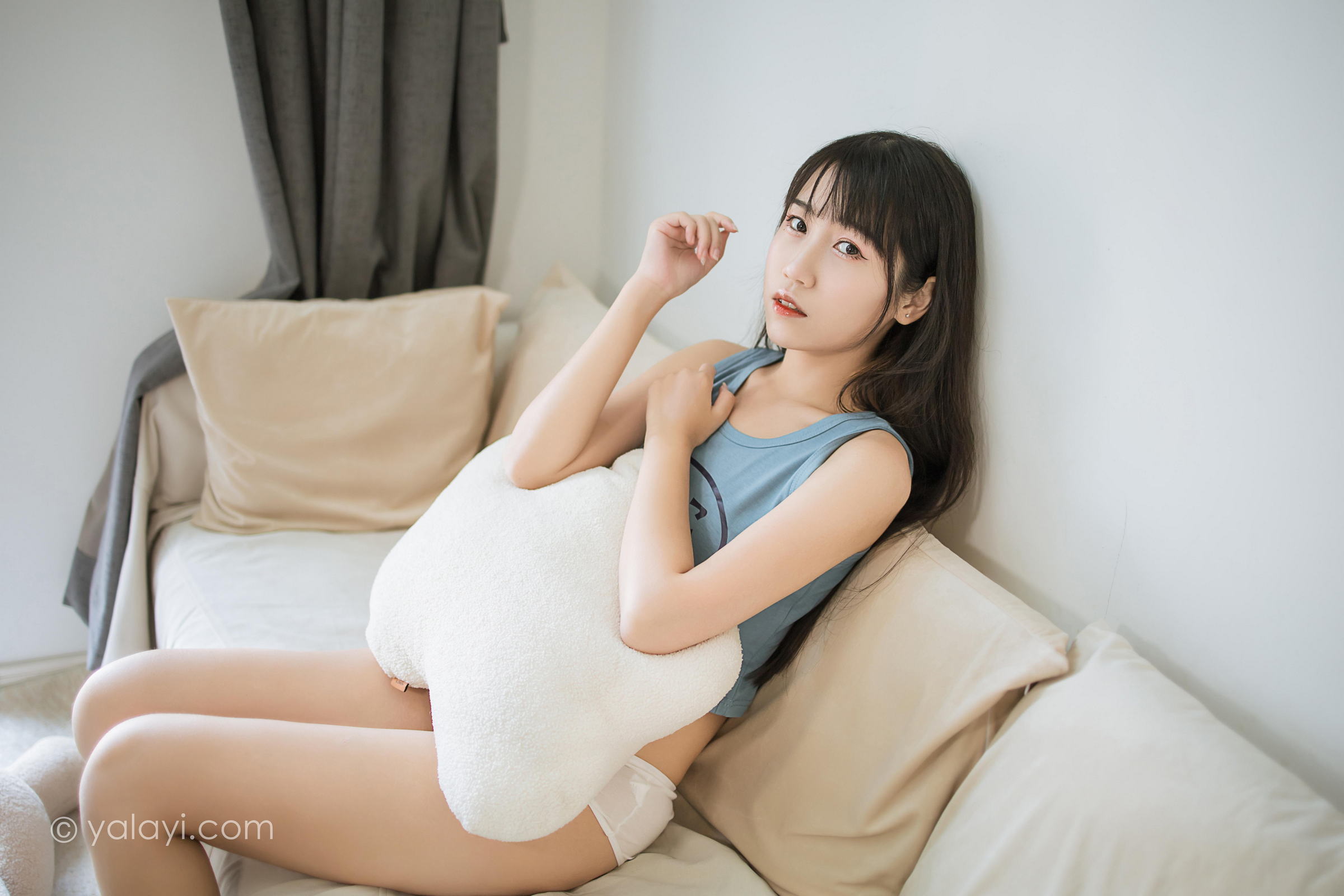 [YALAYI雅拉伊]2022.02.09 闲居在家 弈思 灰色小背心加白色绵袜居家清纯写真集第8张