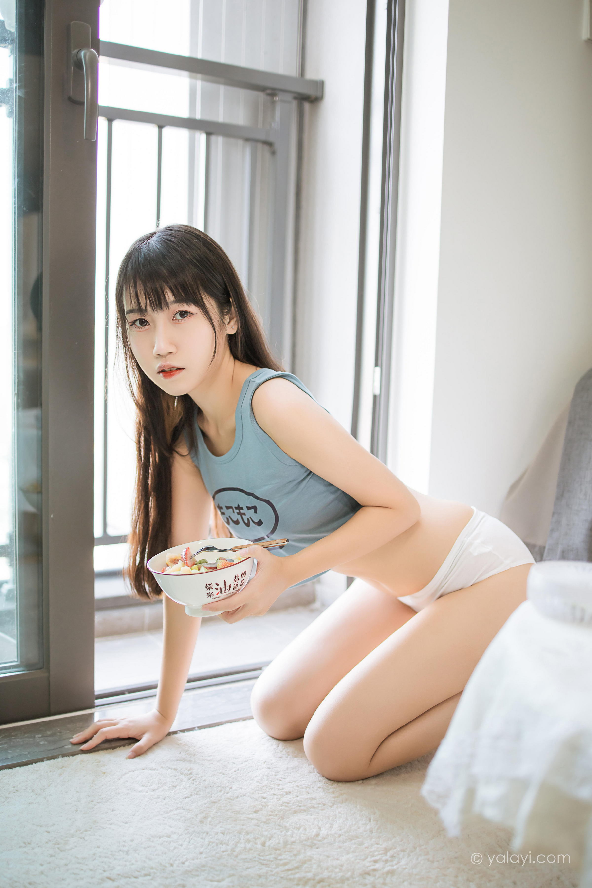 [YALAYI雅拉伊]2022.02.09 闲居在家 弈思 灰色小背心加白色绵袜居家清纯写真集第7张