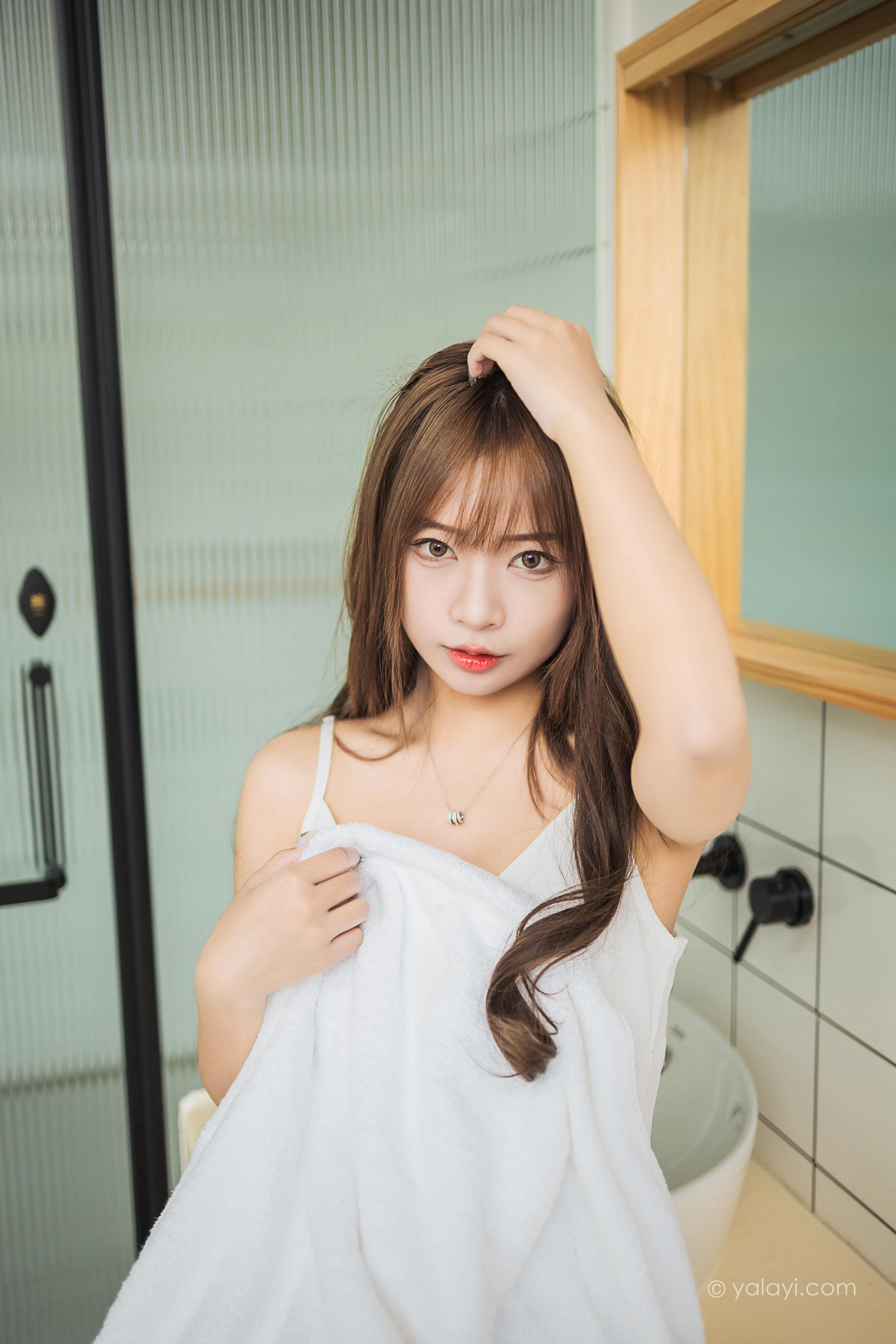 [YALAYI雅拉伊]2022.05.13 小女友 阿禾 白色吊带睡衣裙性感写真集第14张