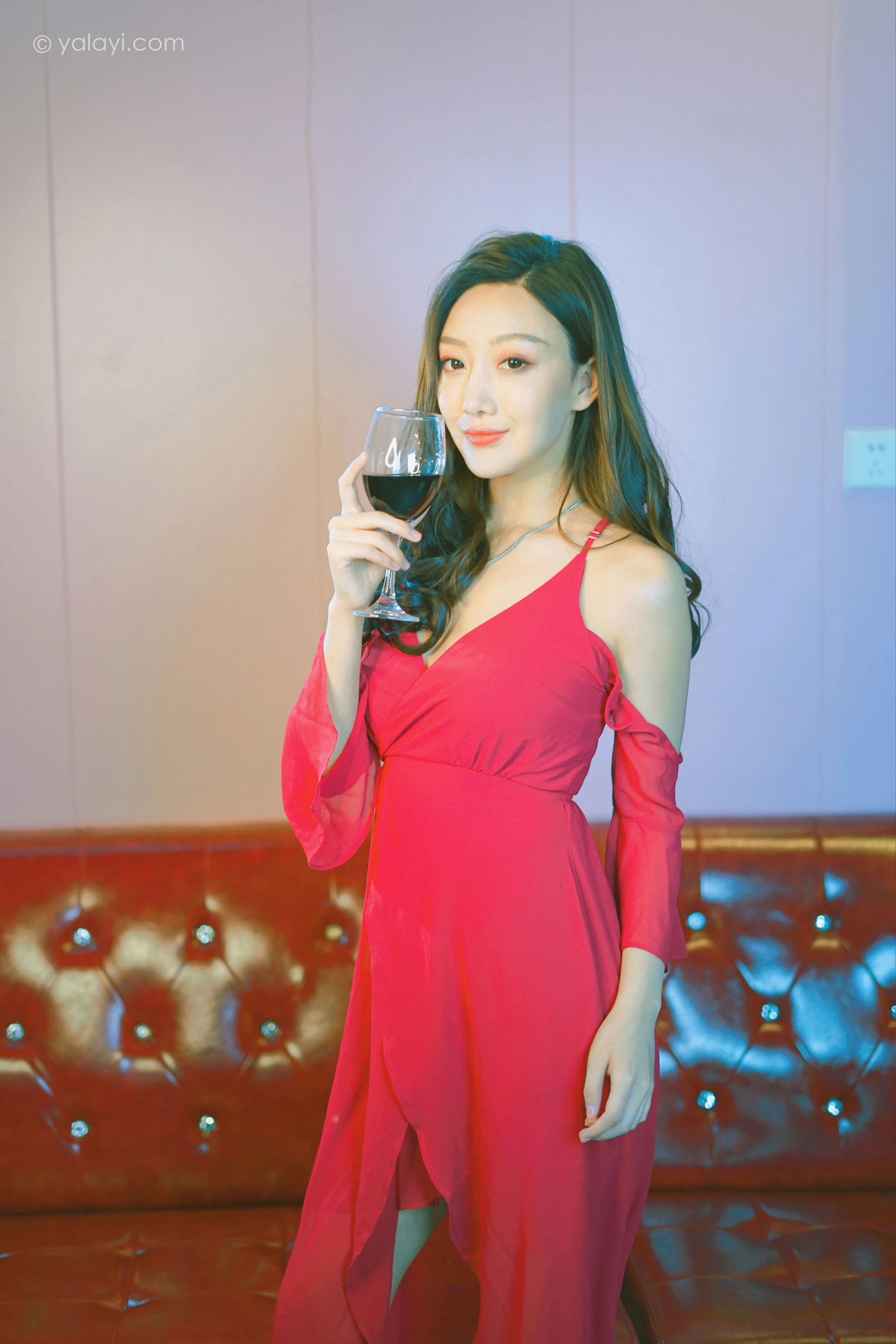 [YALAYI雅拉伊]2021.12.09 美好时光莫辜负 蕊思 红色吊带礼服裙性感私房写真集第5张