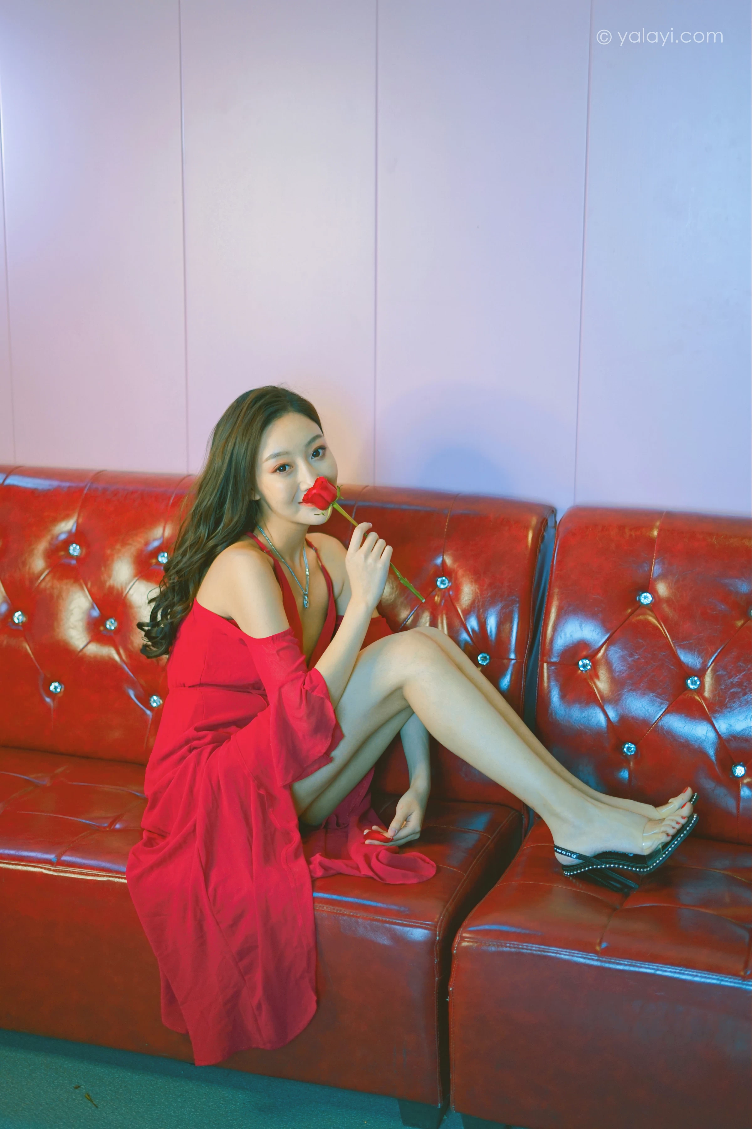 [YALAYI雅拉伊]2021.12.09 美好时光莫辜负 蕊思 红色吊带礼服裙性感私房写真集第4张