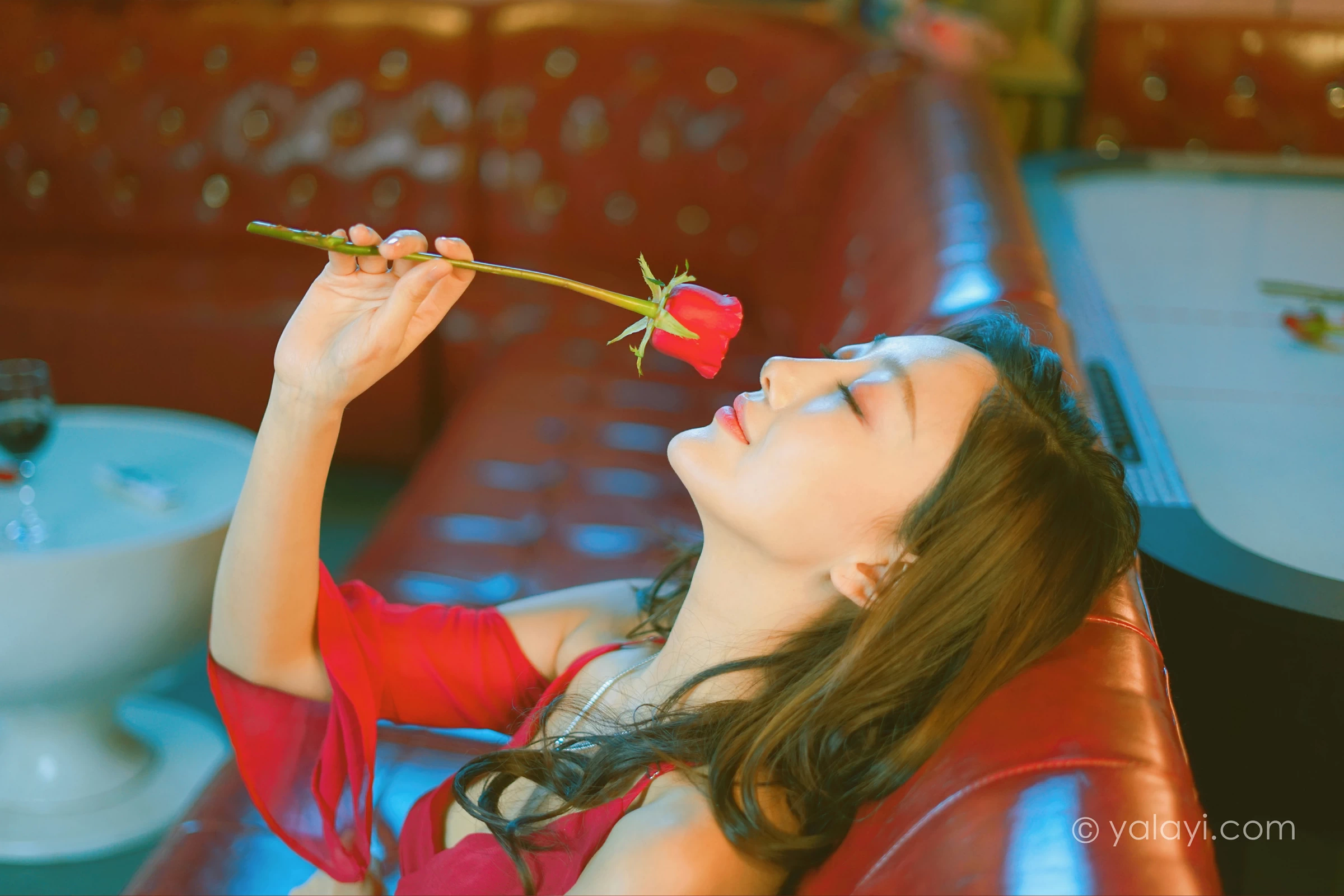 [YALAYI雅拉伊]2021.12.09 美好时光莫辜负 蕊思 红色吊带礼服裙性感私房写真集第11张