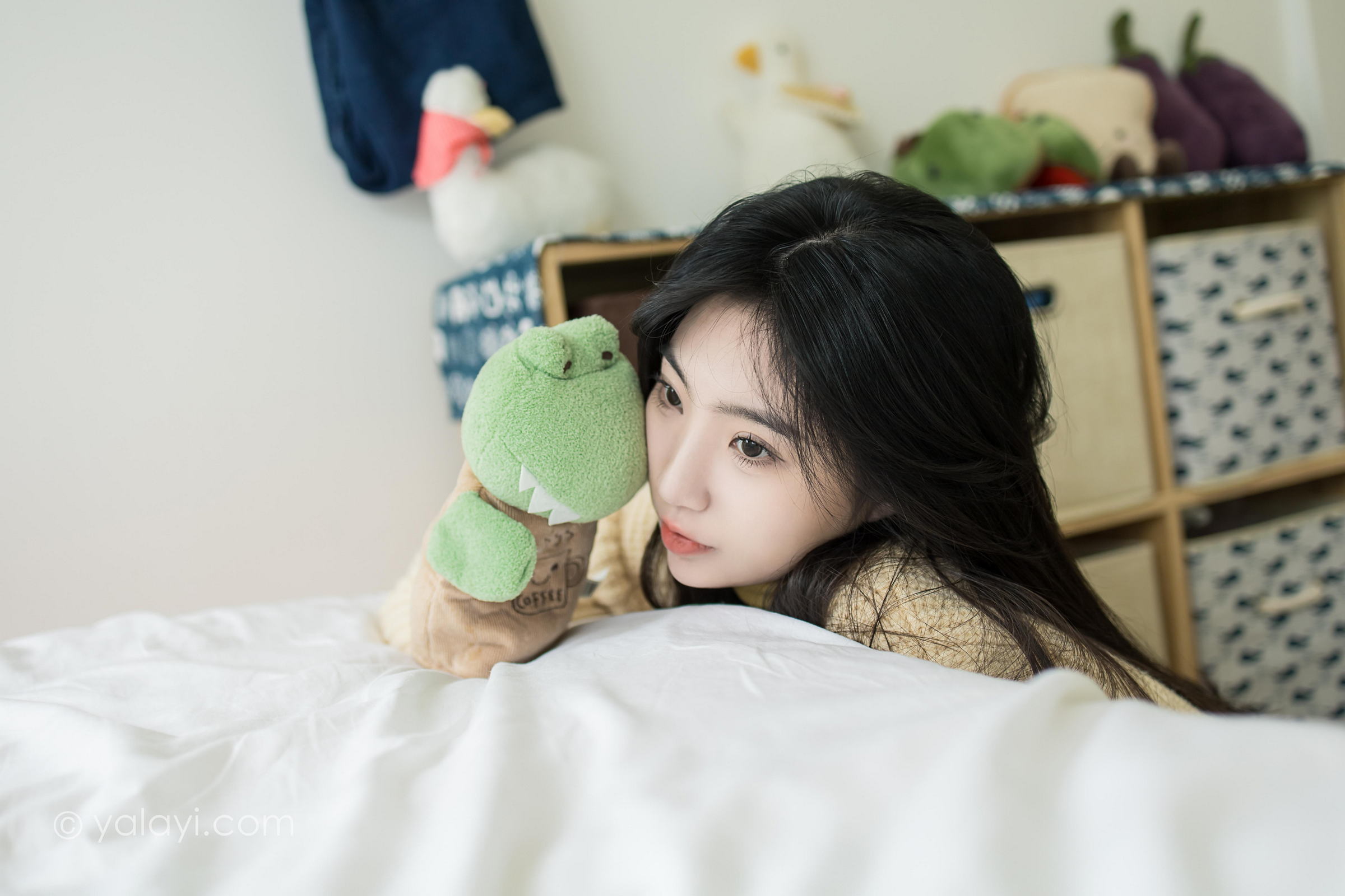 [YALAYI雅拉伊]2022.03.04 玉兰花 小乔 黄色毛衣加紧身牛仔裤居家清纯写真集第4张