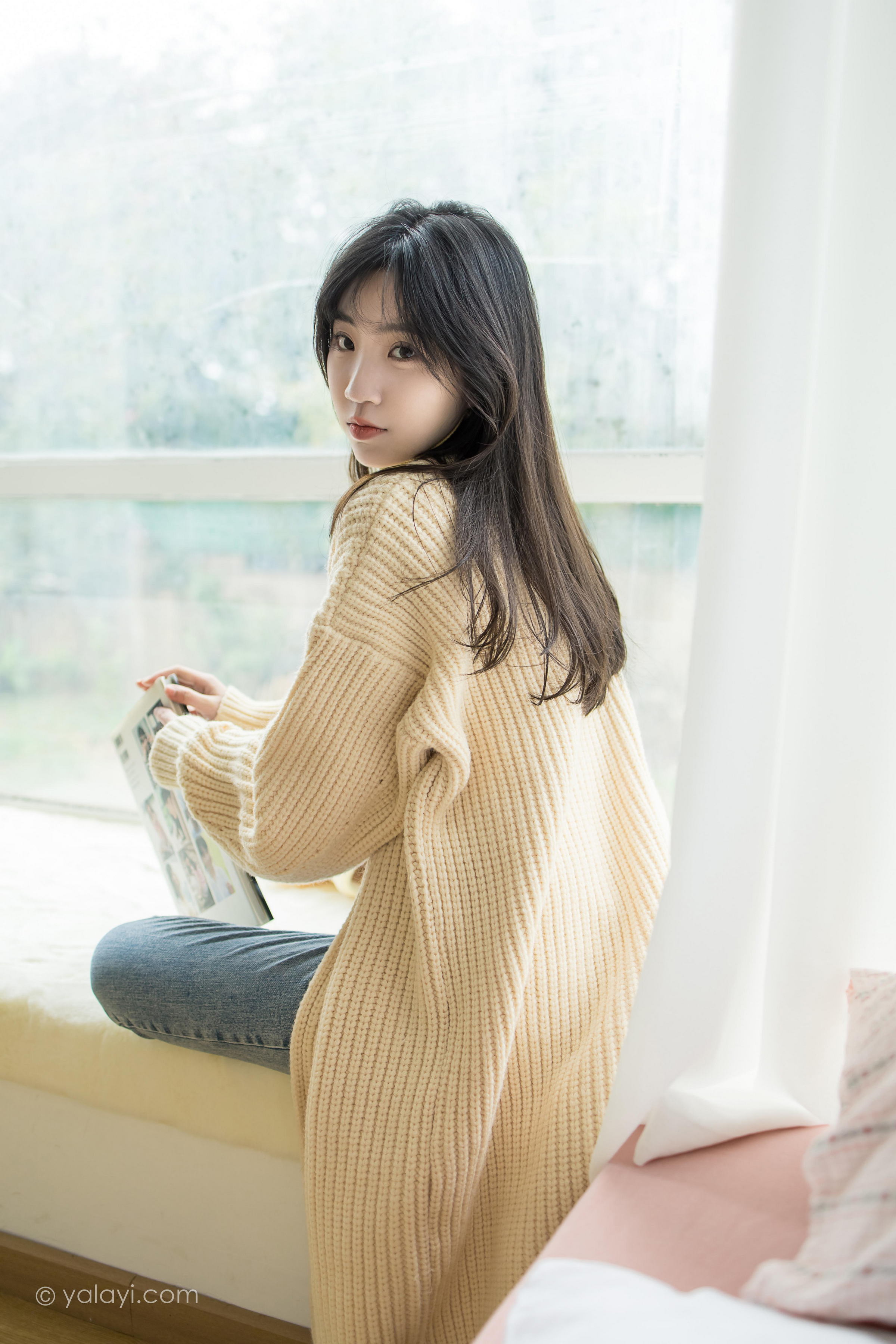 [YALAYI雅拉伊]2022.03.04 玉兰花 小乔 黄色毛衣加紧身牛仔裤居家清纯写真集第7张